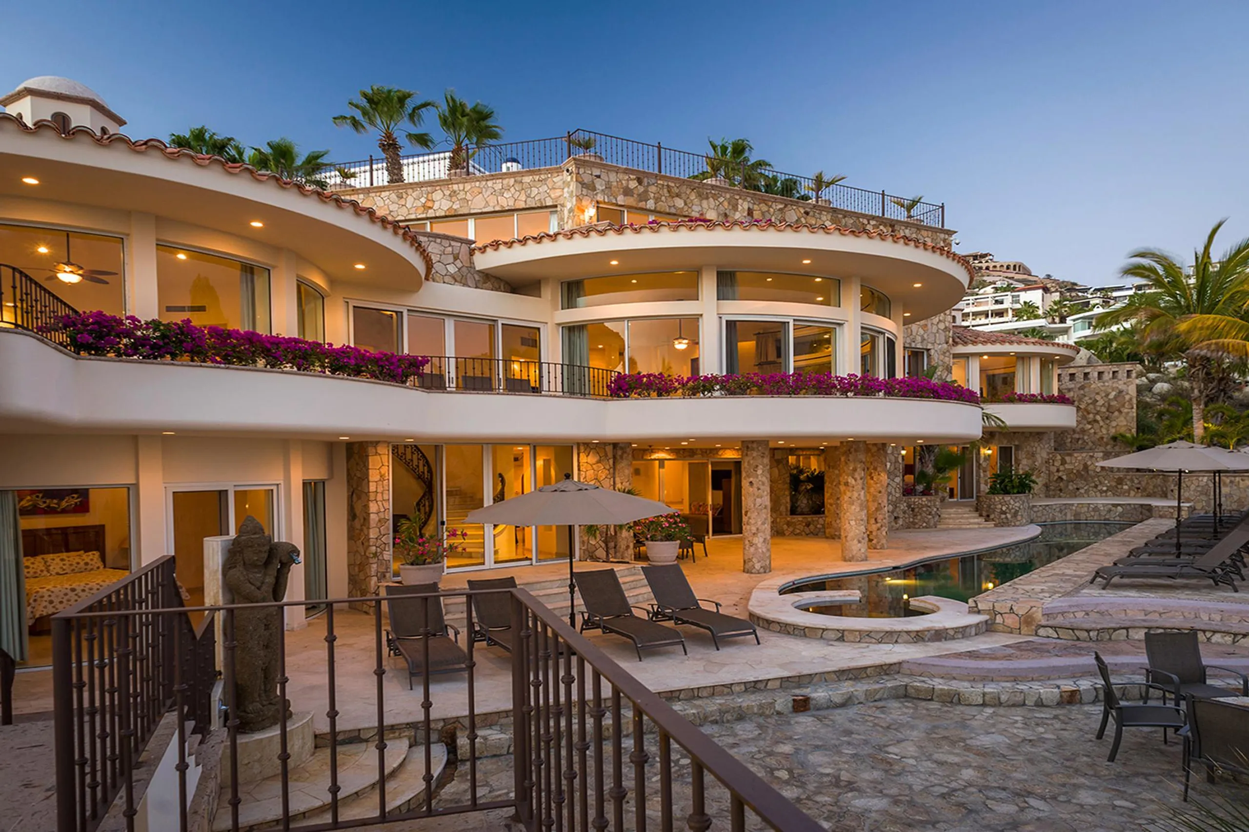 Upscale Prestigious Luxury Beachfront Estate includes Pool and Hot Tub — photograph 6
