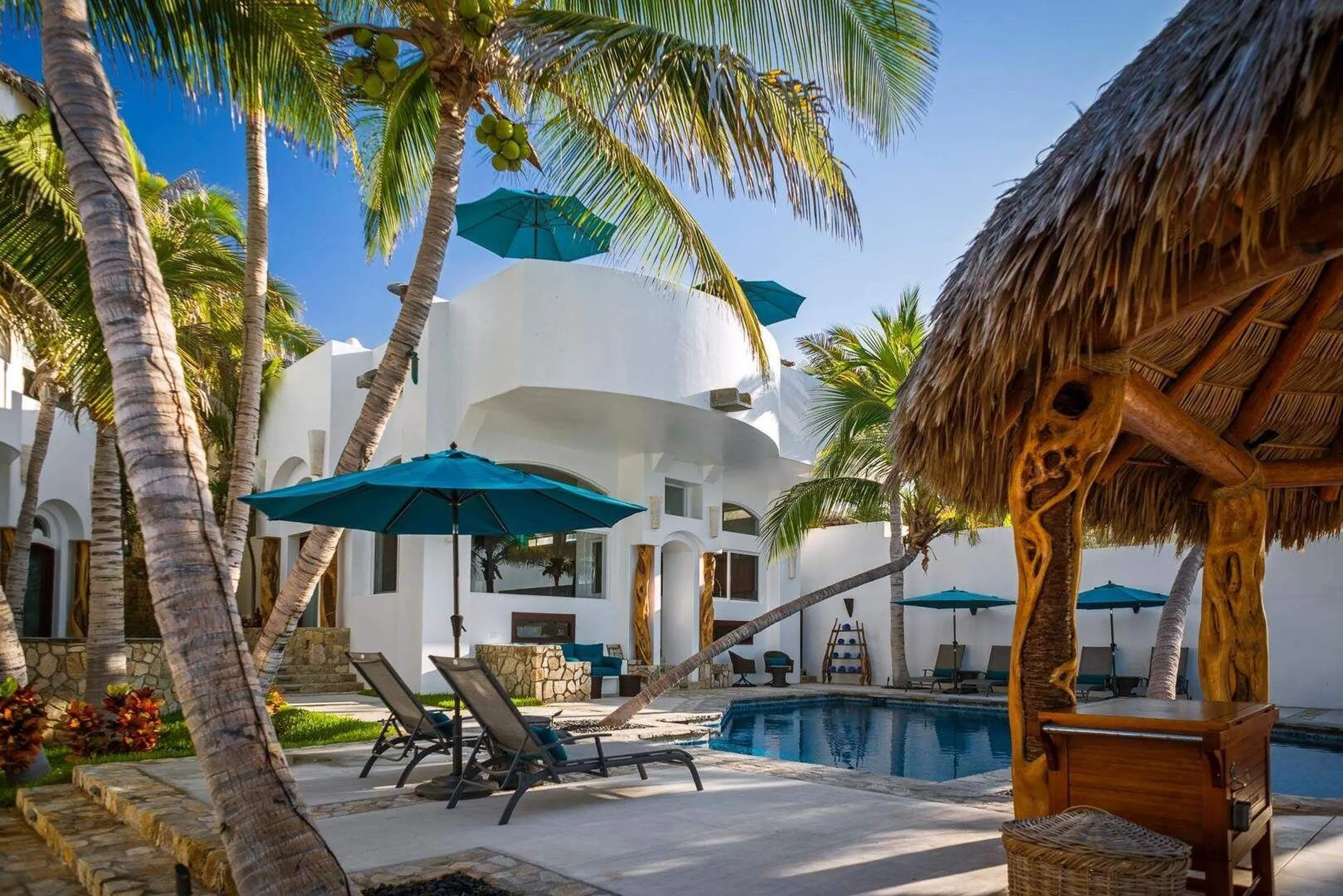 Luxury El Encanto Beachfront Oasis  with Infinity Pool — photograph 5
