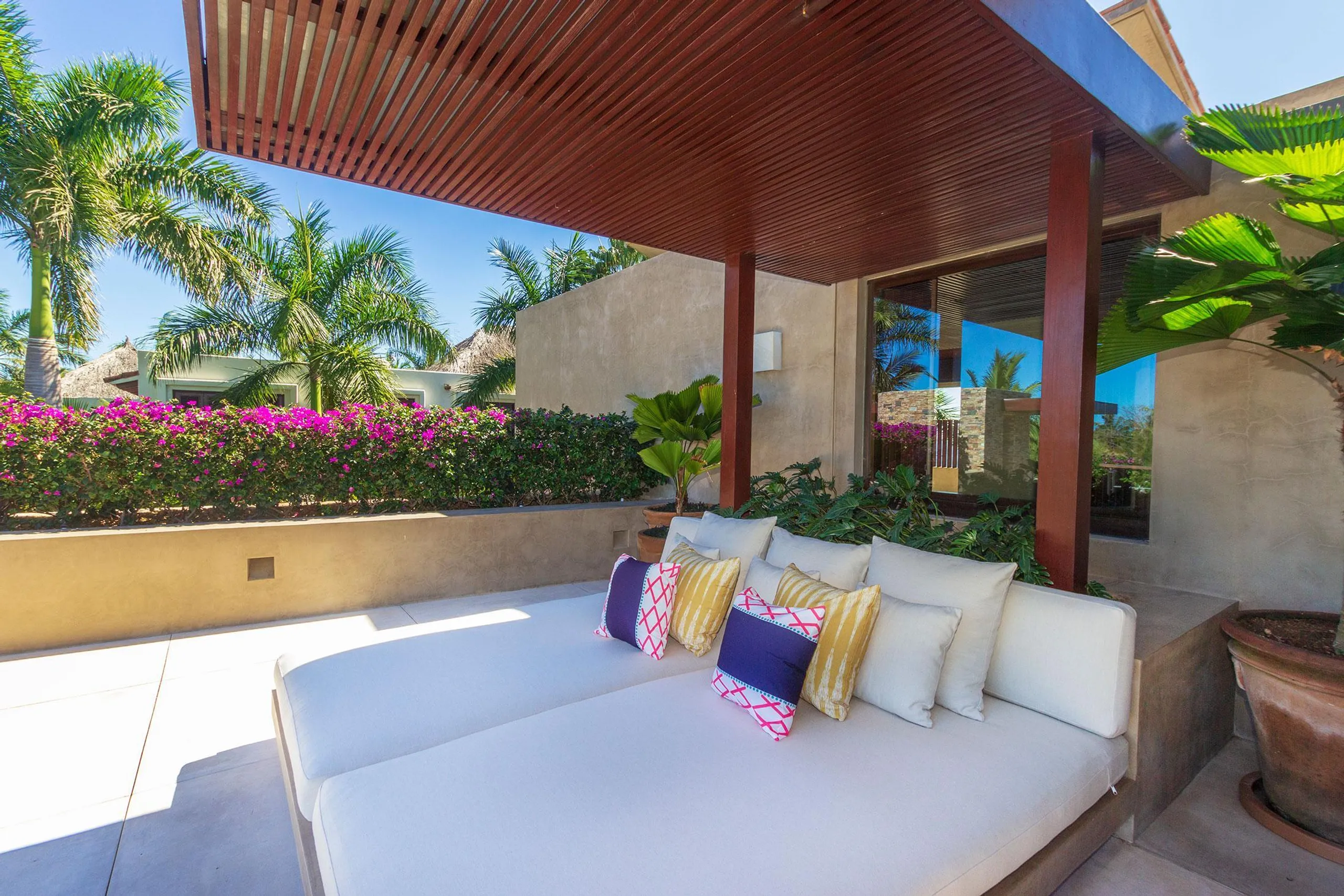 Gorgeous Lagos Del Mar Estate with Grand Infinity Pool and Incredible Views — photograph 12