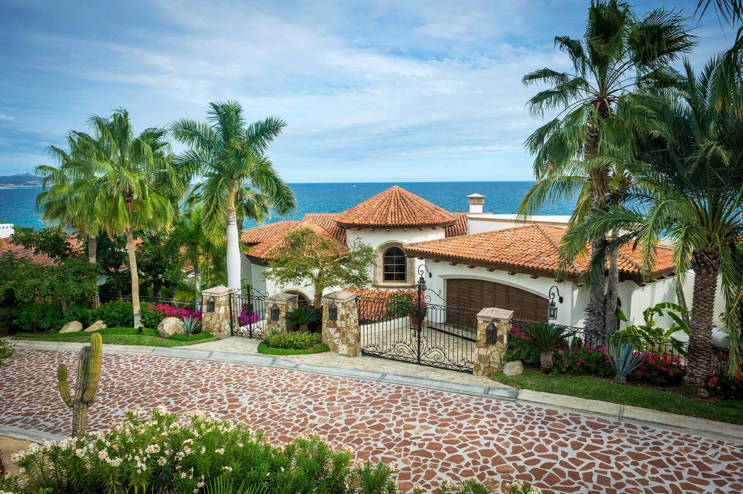 Spanish Colonial Architectural Palmilla Estate with Infinity Pool and Sweeping Ocean Views — photograph 2
