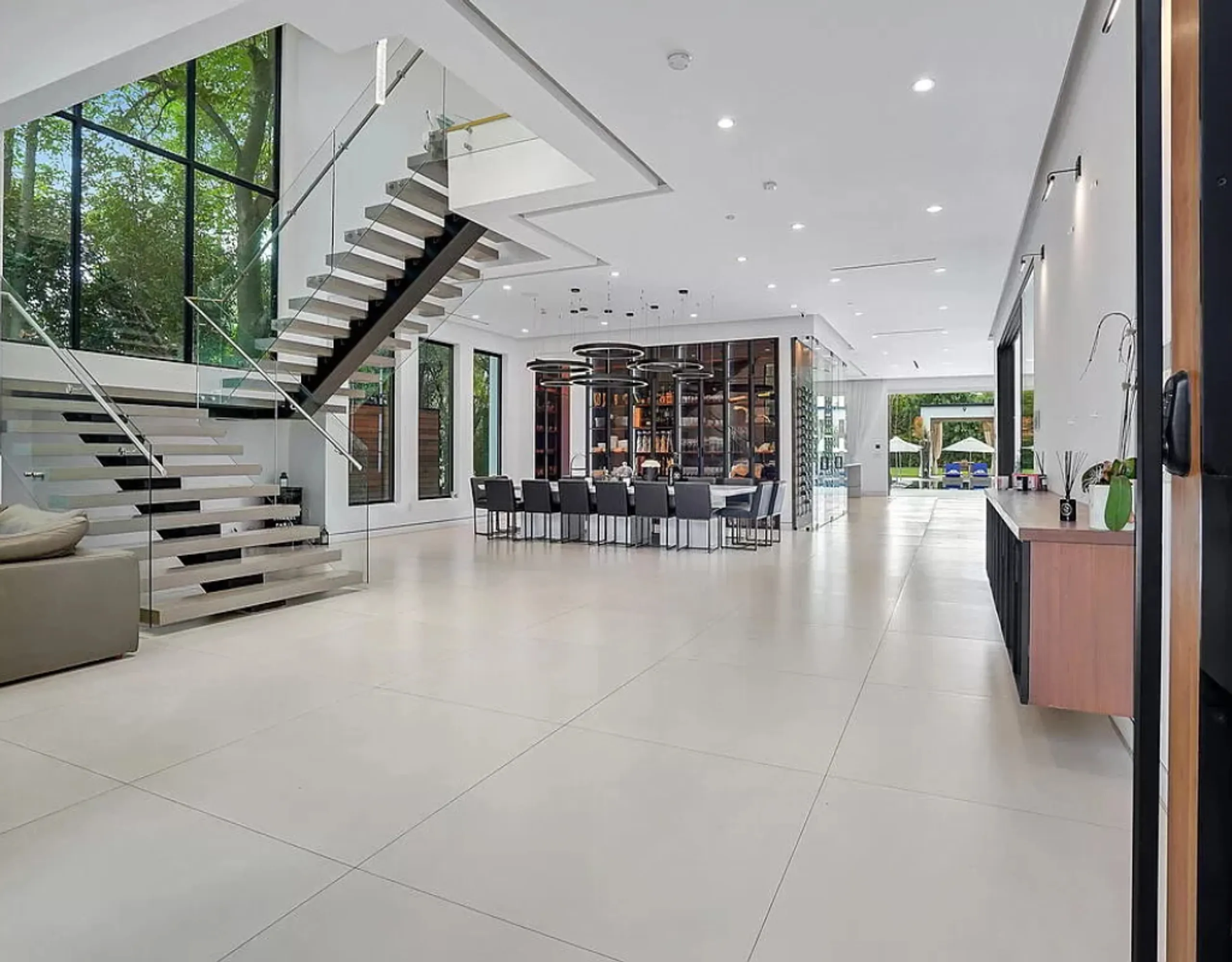 Outstanding Tarzana Estate with Invigorating Pool — photograph 9