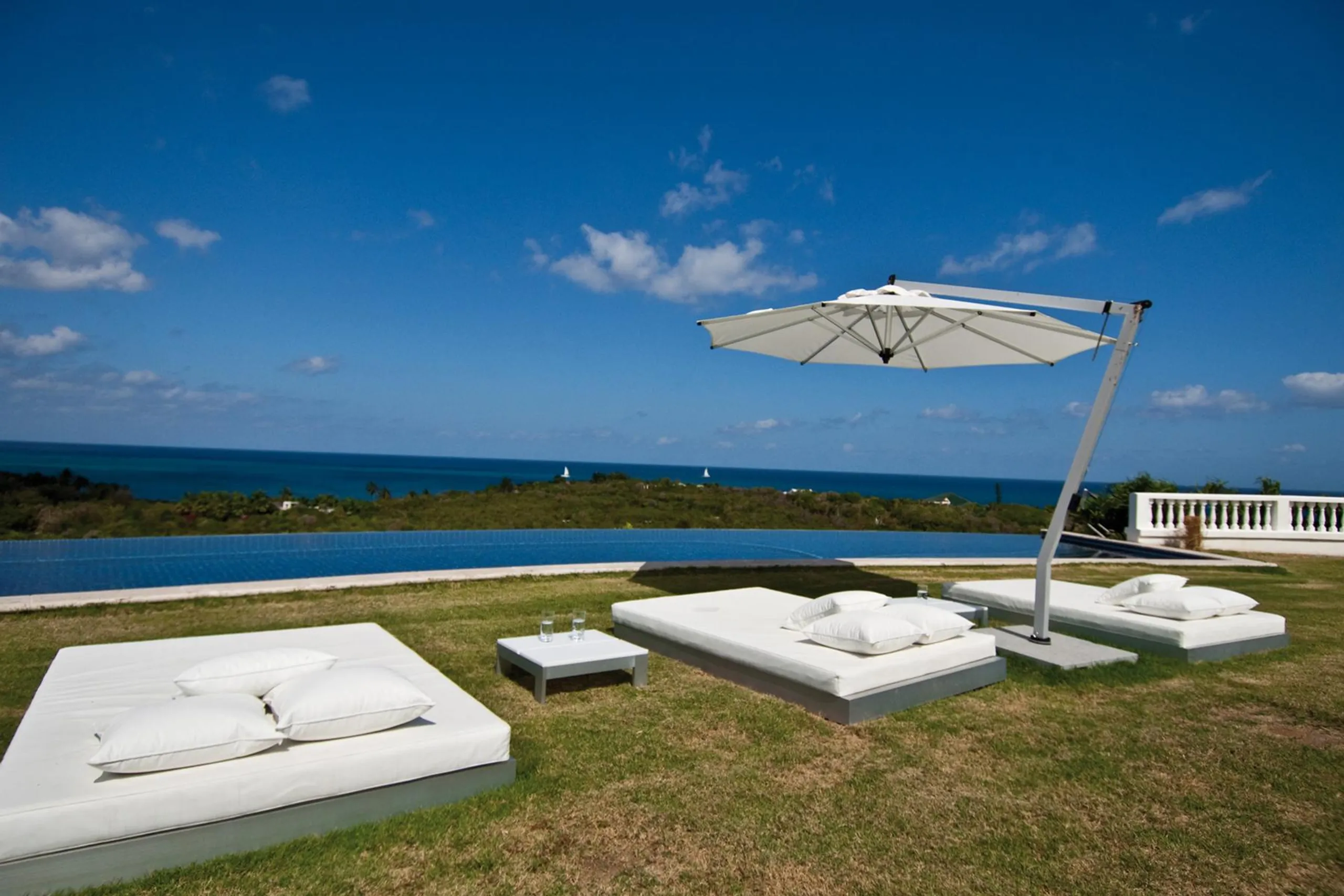 Exclusive Luxe Oasis  with Two Pools and Breathtaking Views of the Caribbean Sea — photograph 11