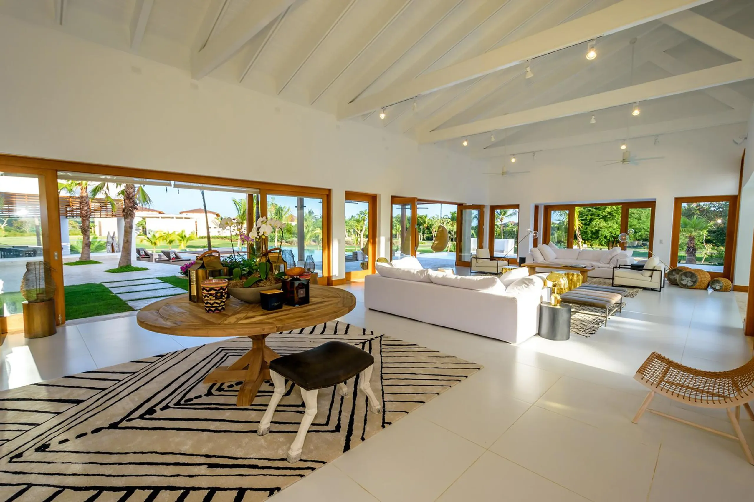 Comfortable and Luxurious Modern Retreat with Swimming Pool and Golf Course Views — photograph 8