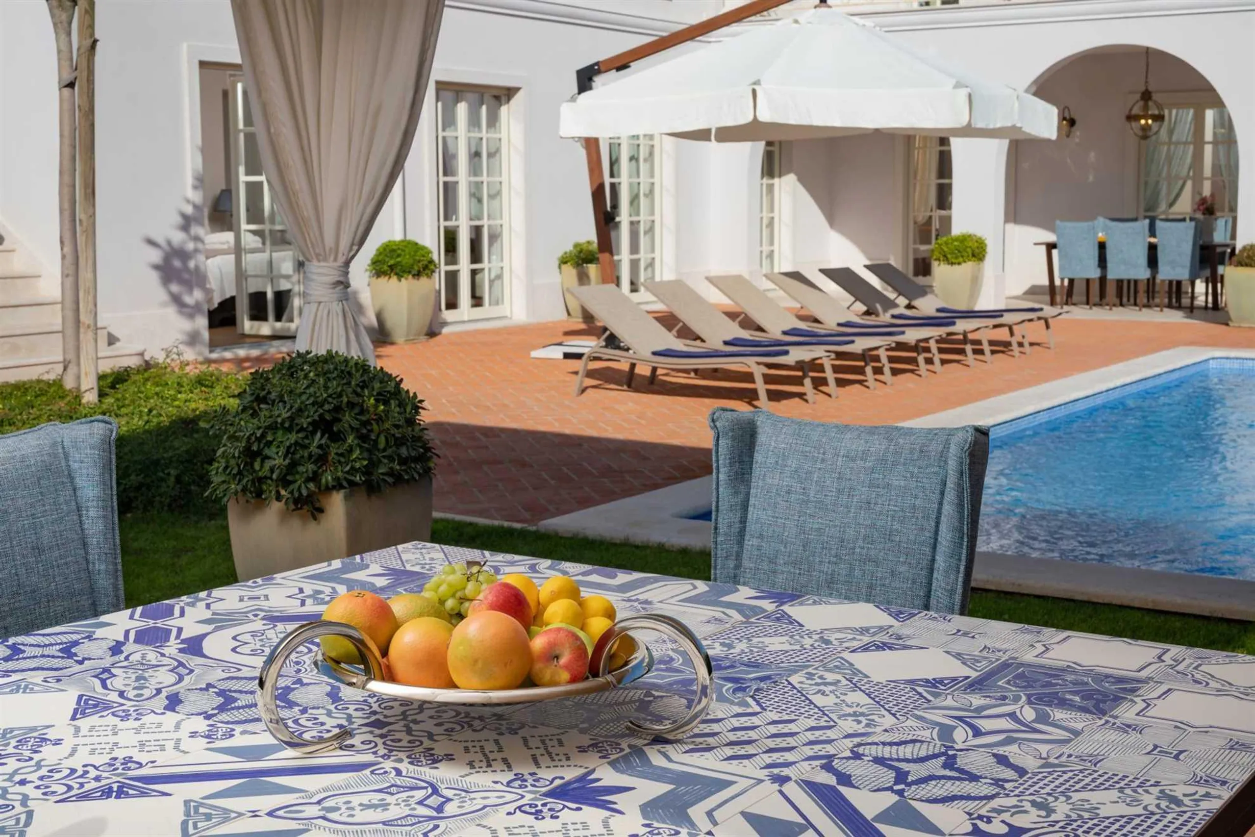 Majestic Villa with Private Pool and Stunning Garden — photograph 8