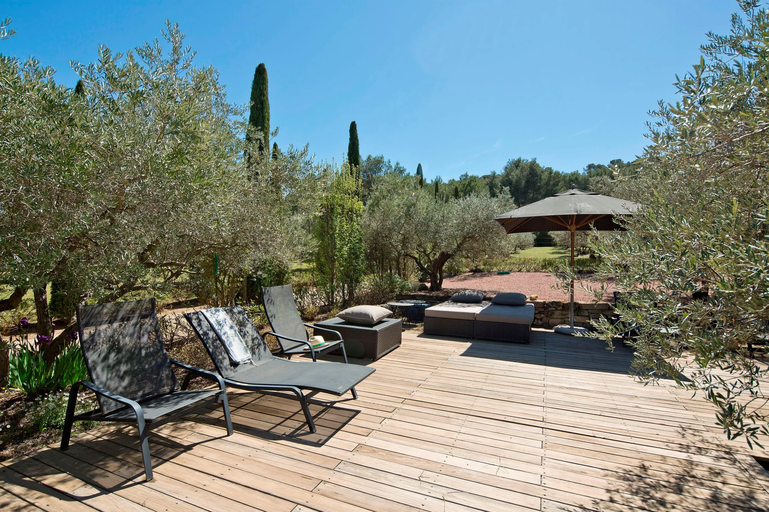 Serenity Unleashed Farmhouse Retreat in Alpilles Natural Park with Panoramic Mountain Views VILLAWAY® — photograph 5