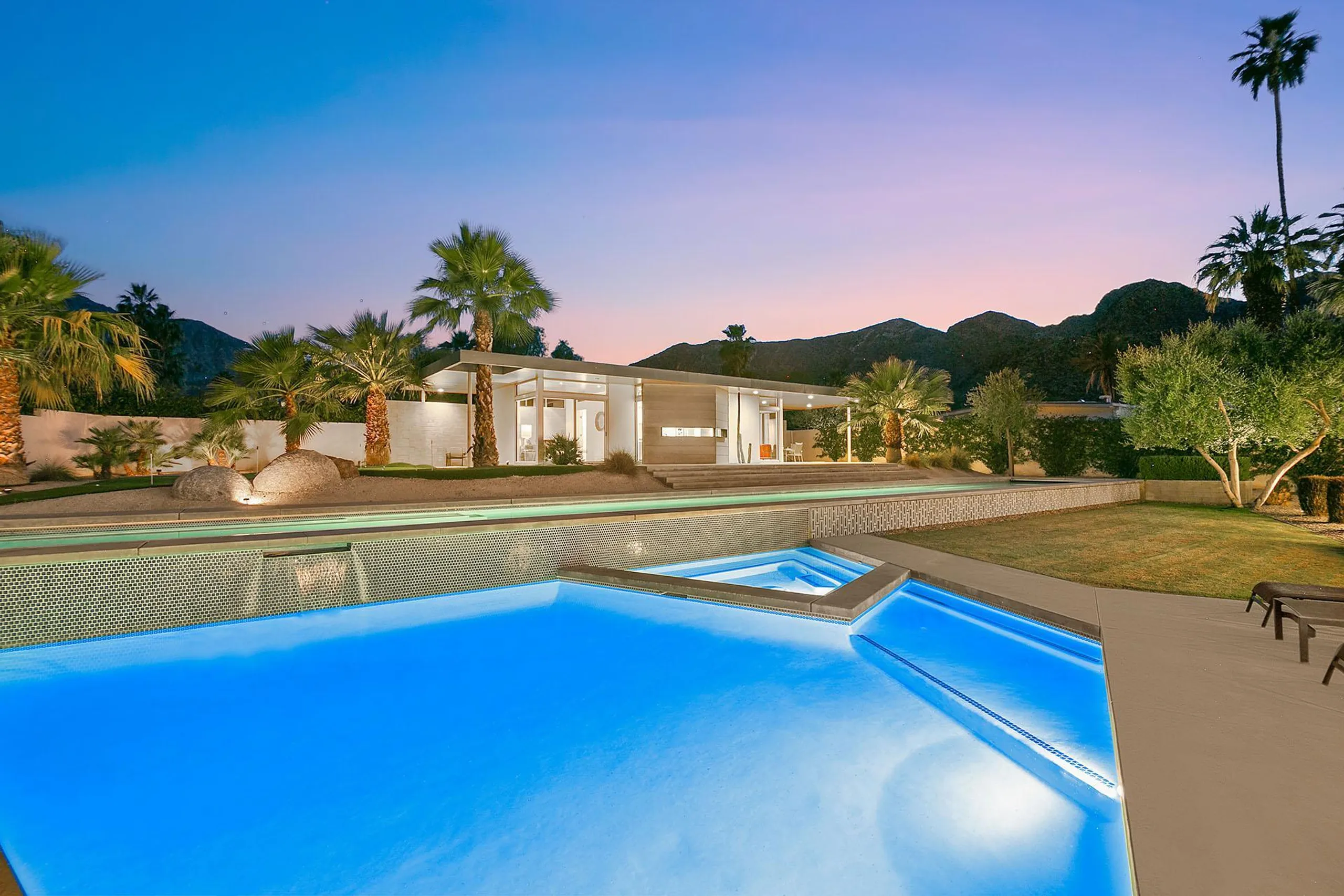 Palatial Palm Springs Paradise with Lap Pool, Firepit, Putting Green — photograph 3