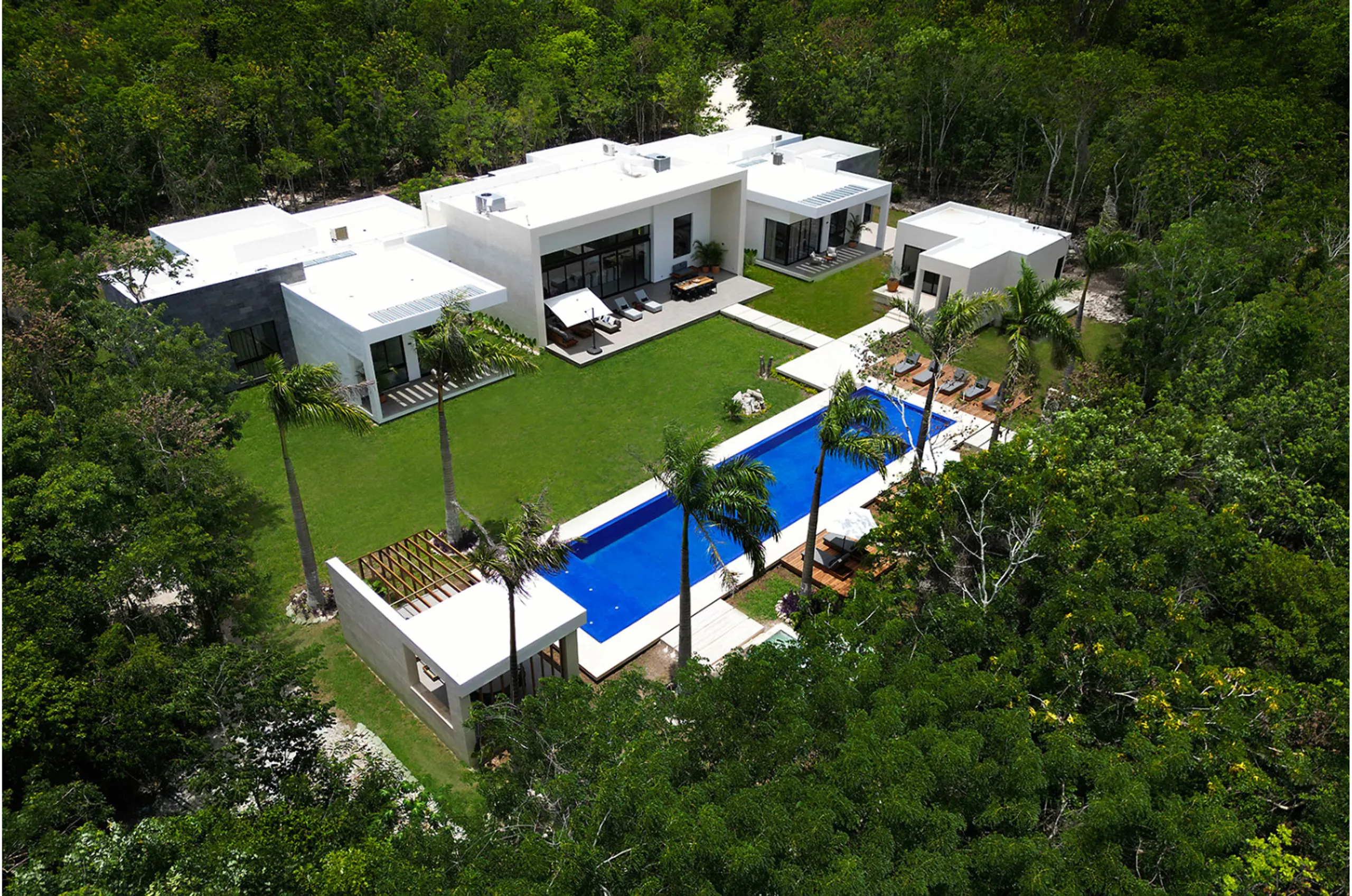 Grandiose Contemporary Architectural Villa with Pool and Jungle Views — photograph 2