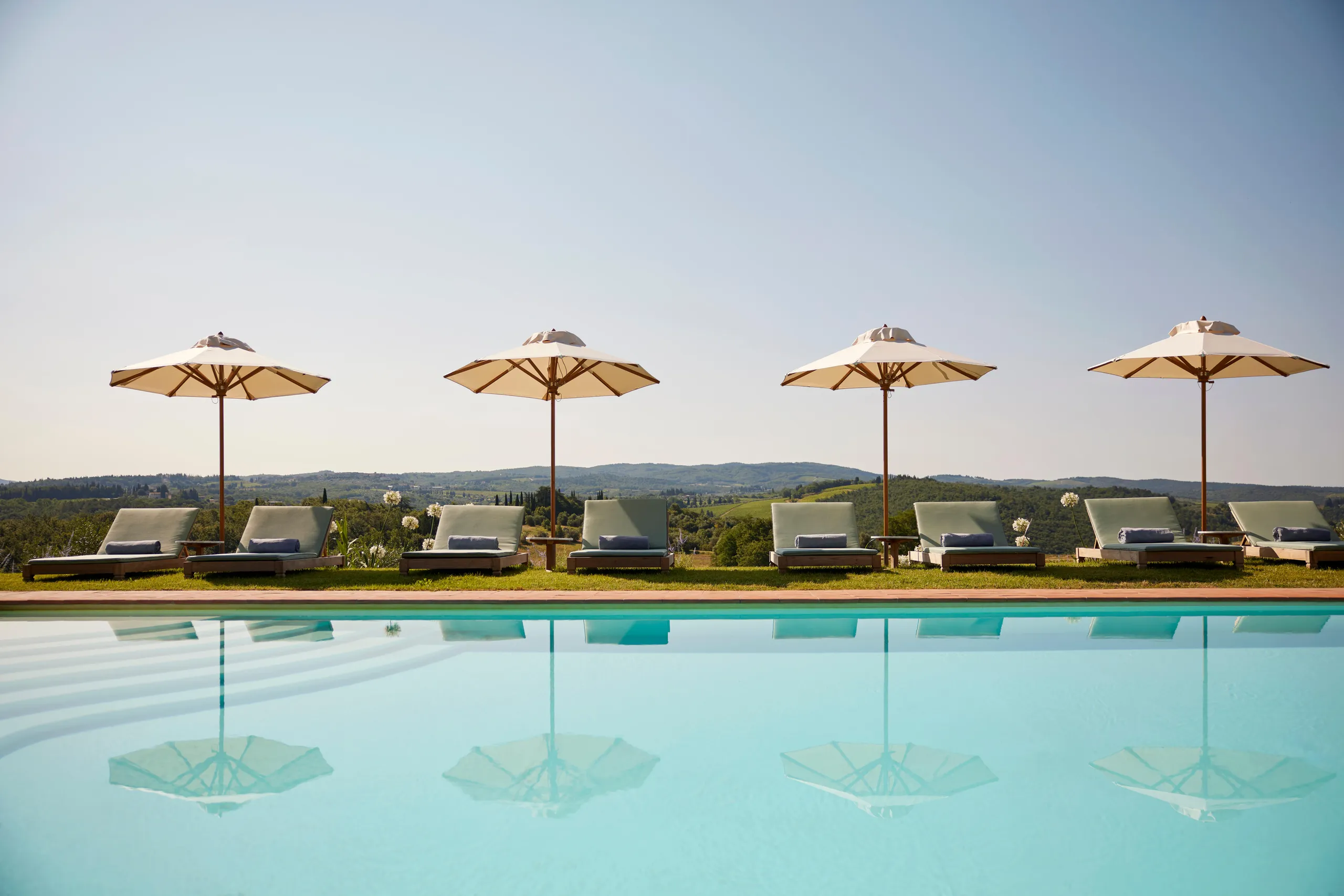Tuscany Farmhouse Estate with Crystalline Pool and Gorgeous Views — photograph 2