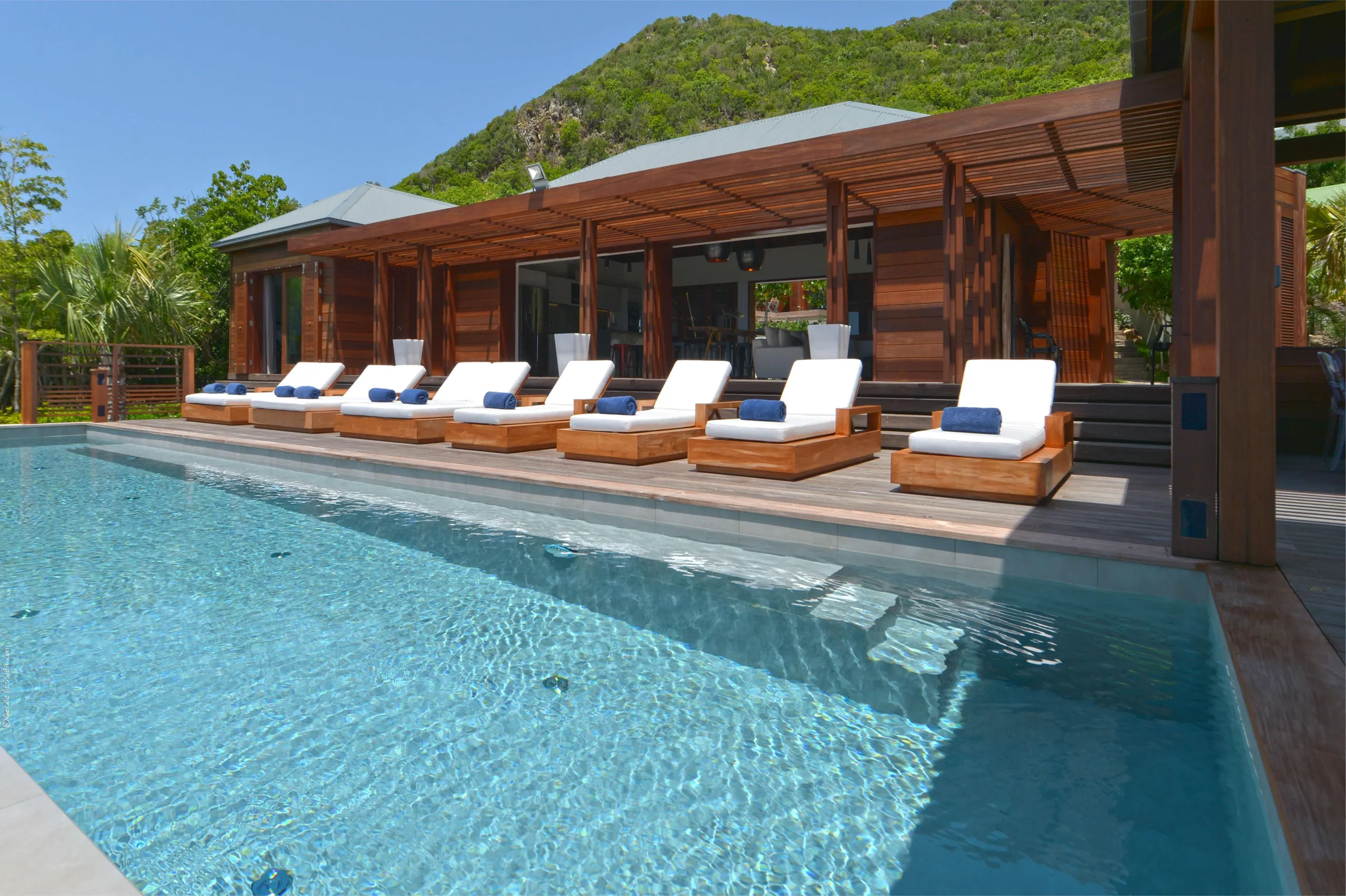 Seamless Harmony Hilltop Villa in St. Barts with an Infinity Pool — photograph 11