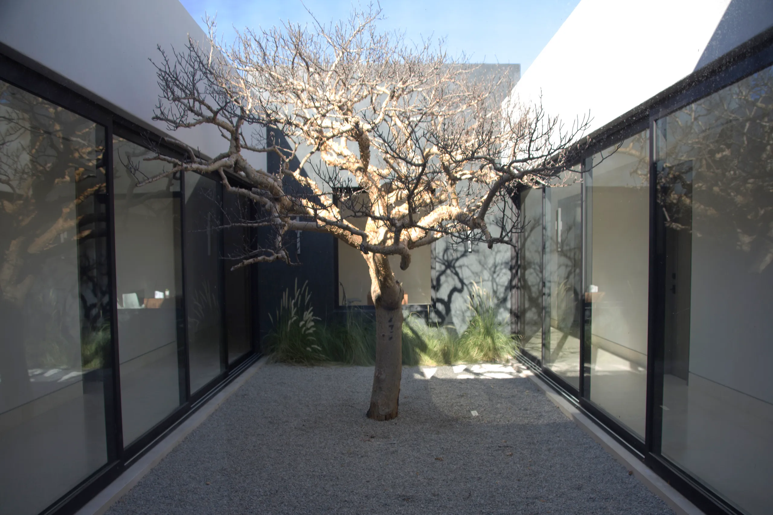 Elegant and Modern Pamilla Estate with Pool and Gorgeous Views — photograph 12