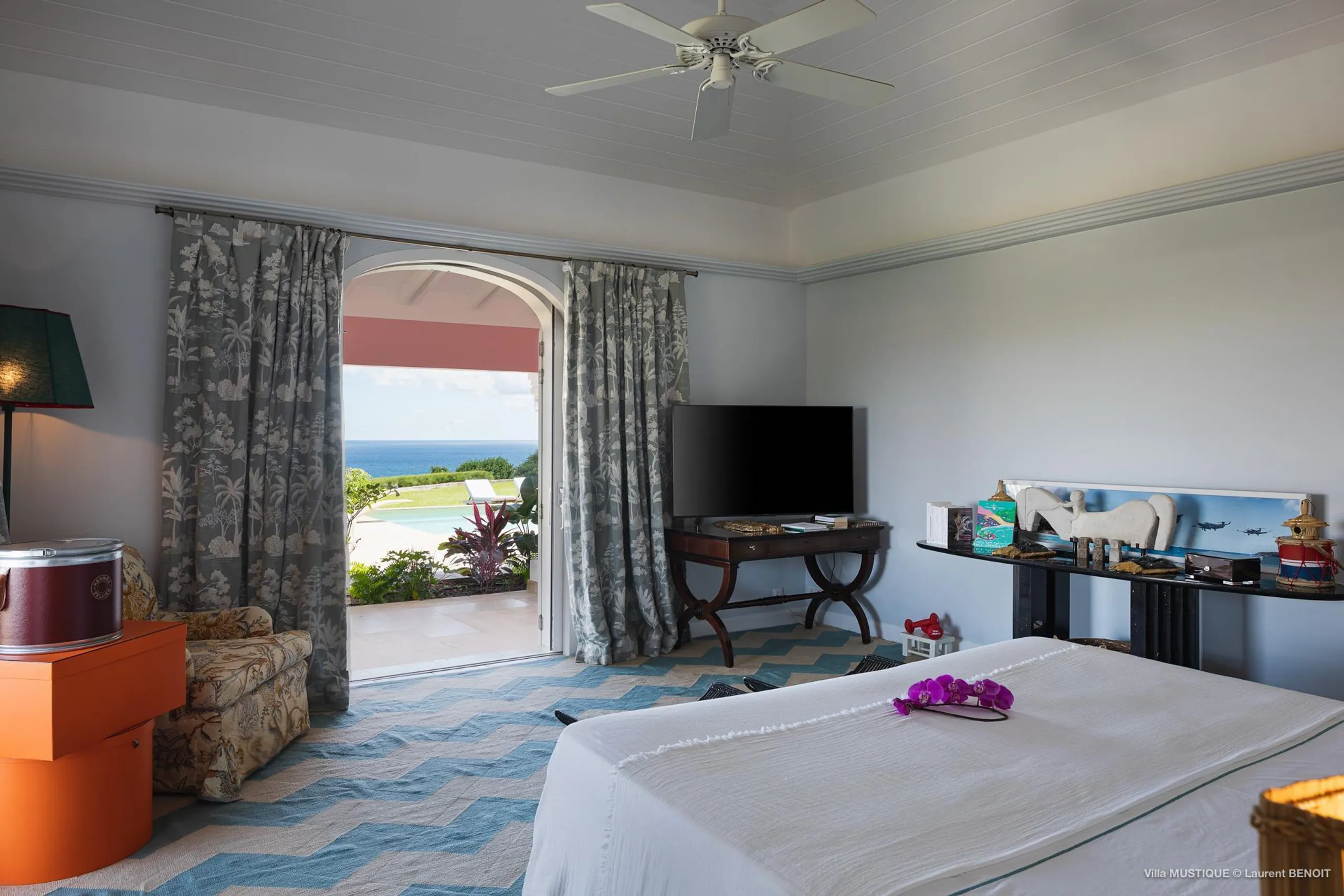 Glamorous Seaside Estate with Private Pool and Large Backyard — photograph 11