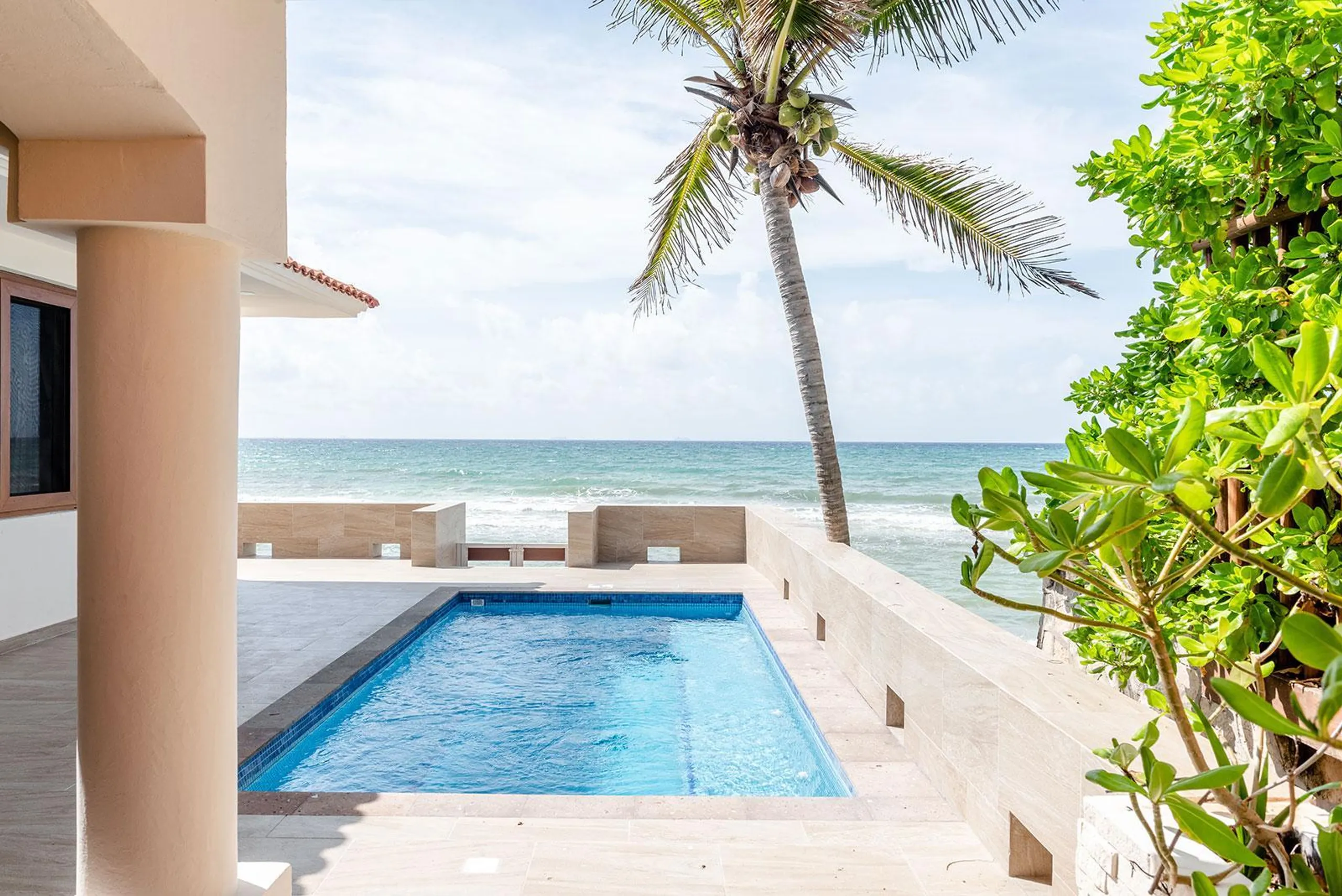 Luxury Beach Front Villa with Private Plunge Pool and Magnificent Ocean Views — photograph 2