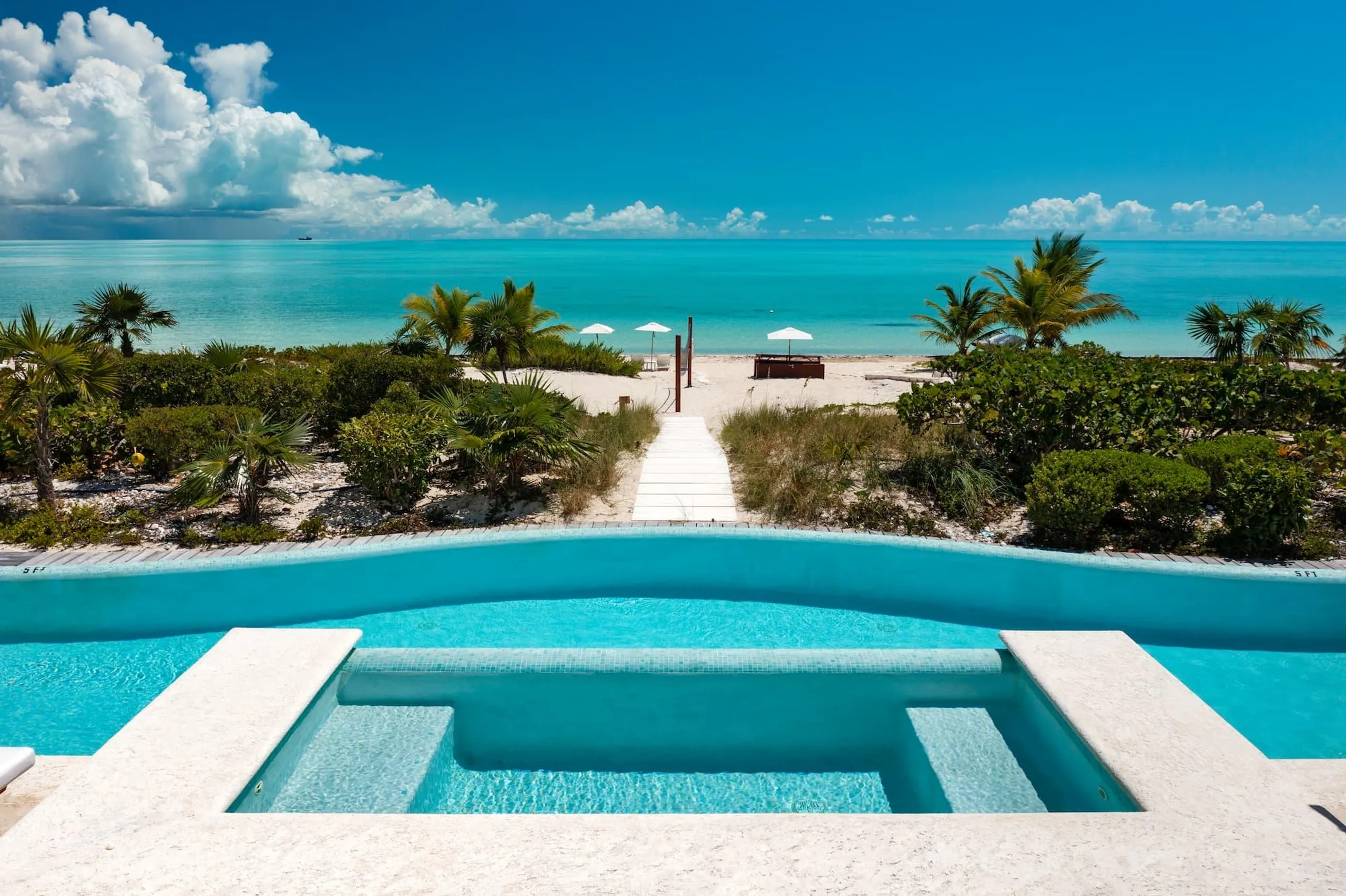 Tranquil Beachfront Bliss Villa with Private Infinity Pool Steps from Ocean — photograph 5