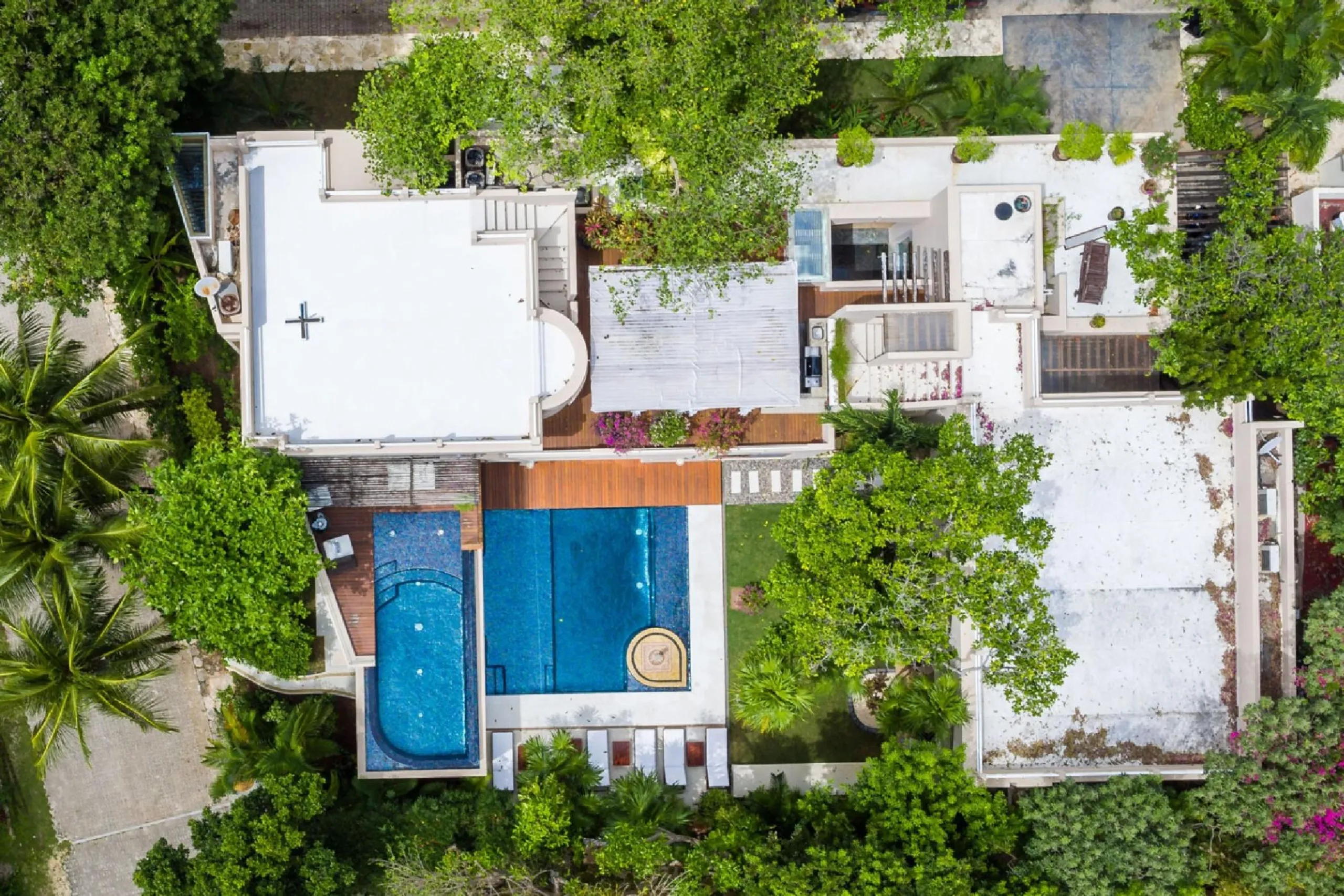 Playa del Carmen Luxury Estate with Multiple Pools and Lush Grounds — photograph 3