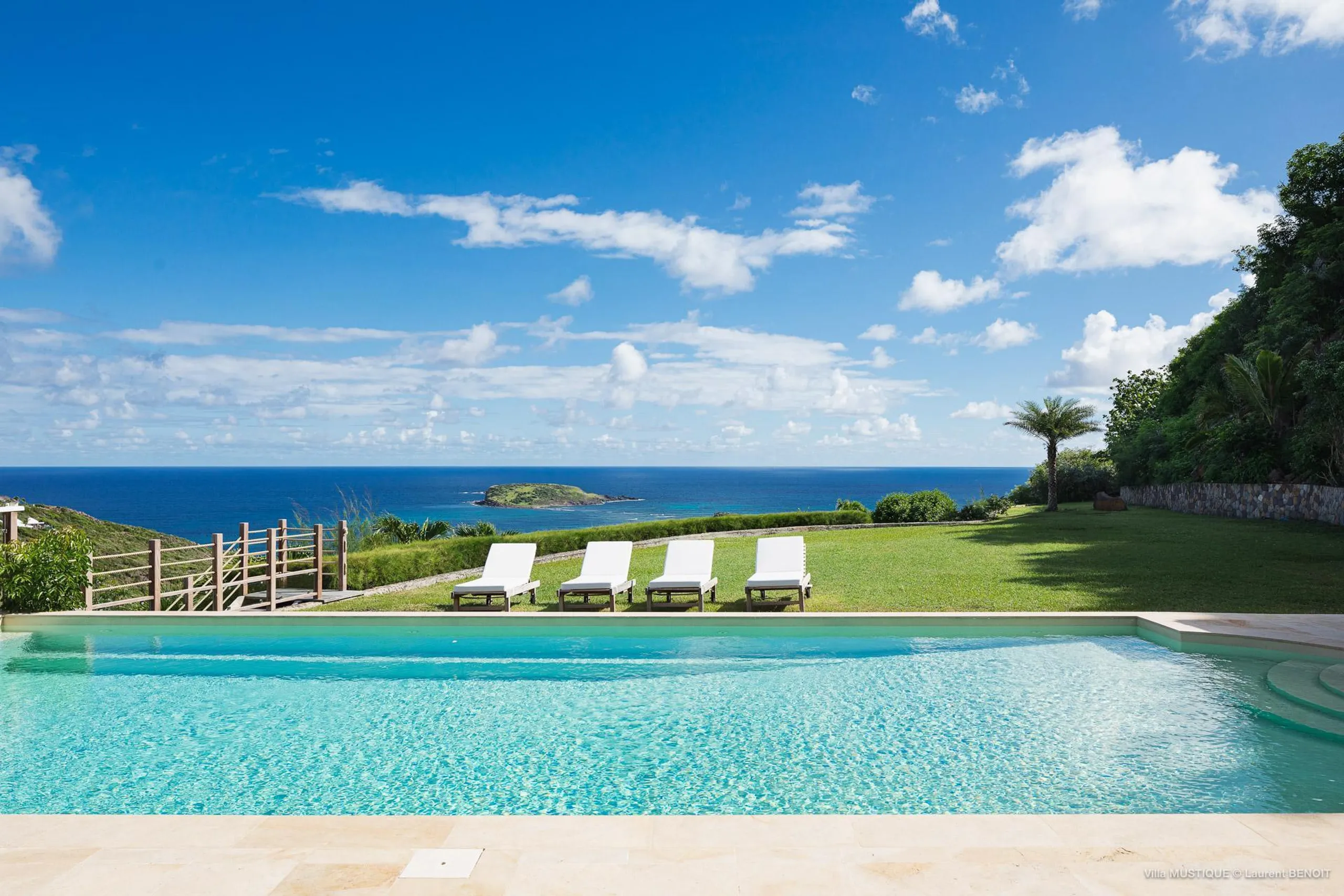 Glamorous Seaside Estate with Private Pool and Large Backyard, Marigot