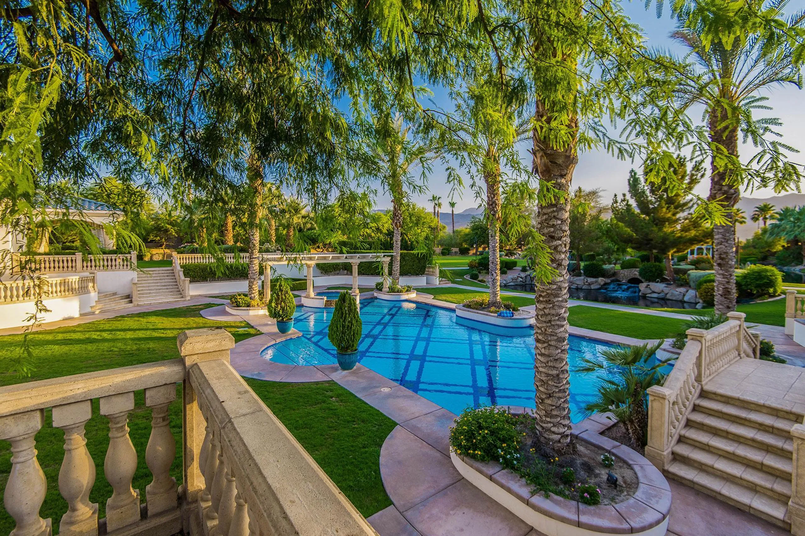 Elegant Luxe Desert Estate with Private Lake, Pool, and Tennis Court — photograph 4