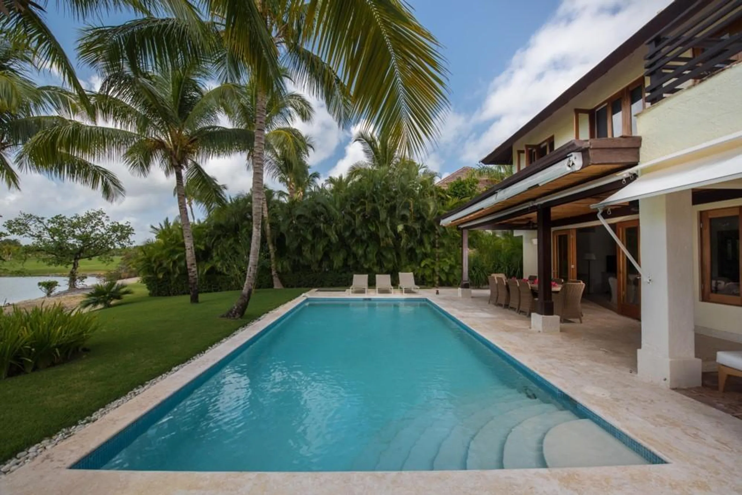 Luxurious Lake Front Villa with Open Design and Private Pool — photograph 4