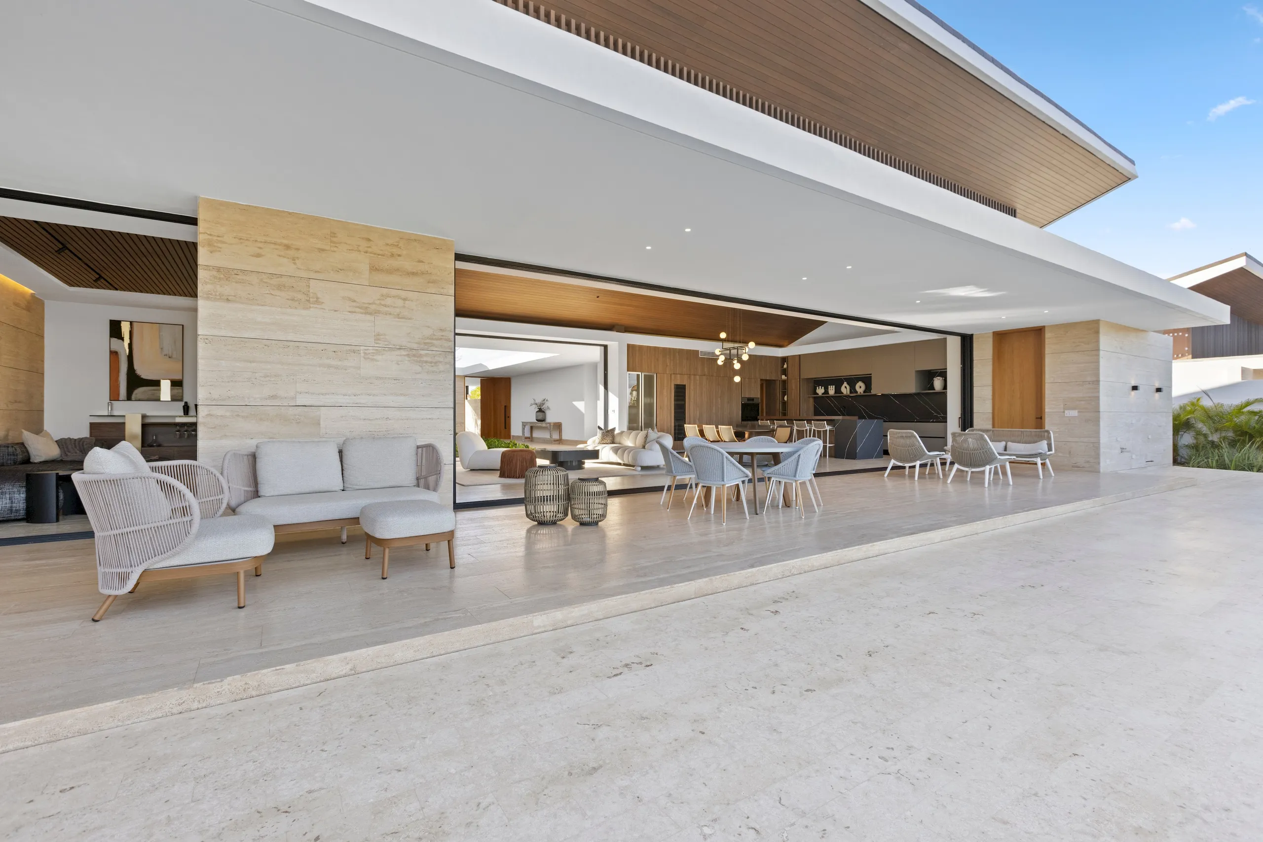 Captivating Luxury Villa with Pool and Garden Grounds — photograph 3