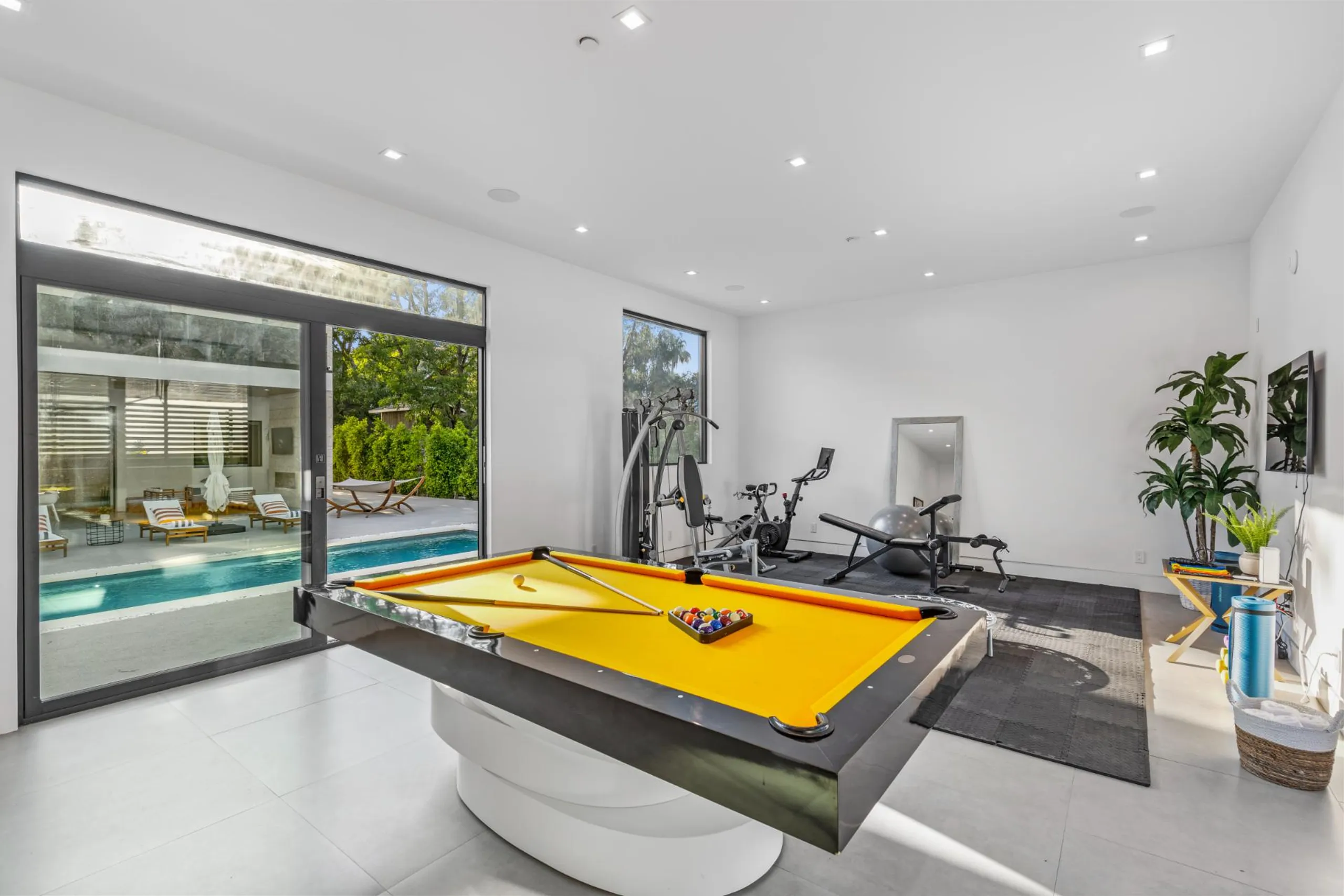 Stunning Modern Architectural Estate with Large Pool — photograph 6