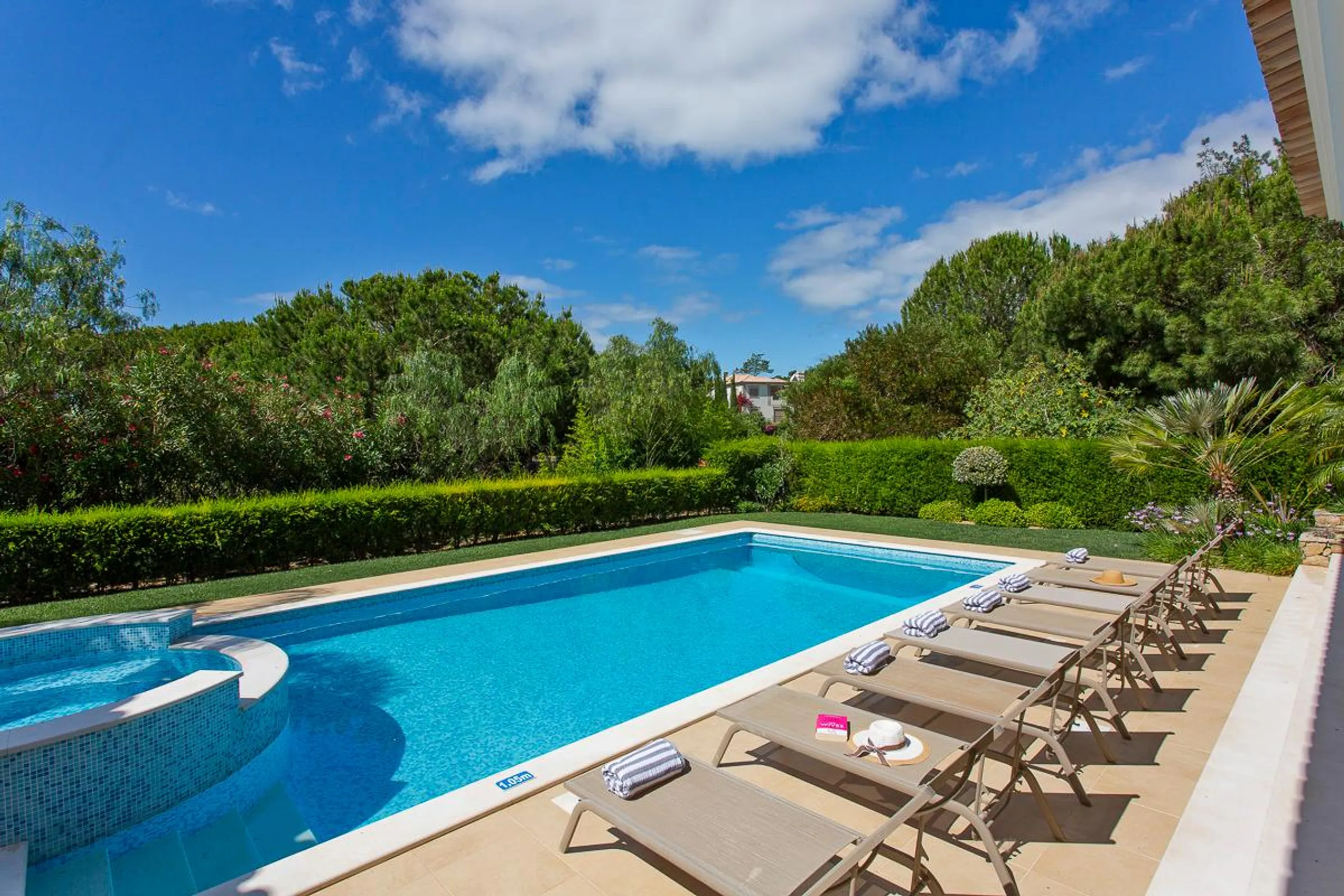 Spacious 6-Bedroom Villa with Private Pool and Golf Course Views — photograph 3