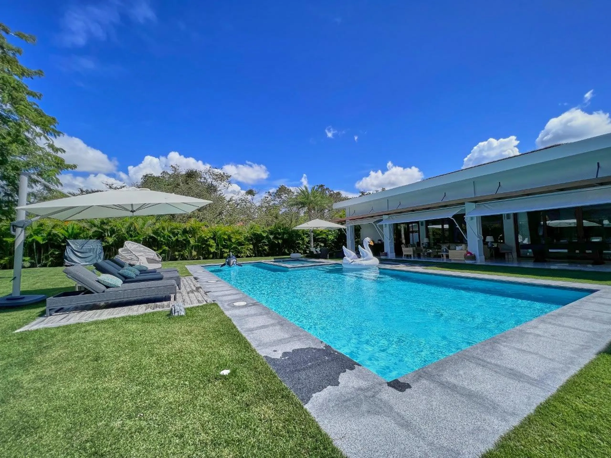 Captivating Villa with Private Pool and  Golf Course Views — photograph 4