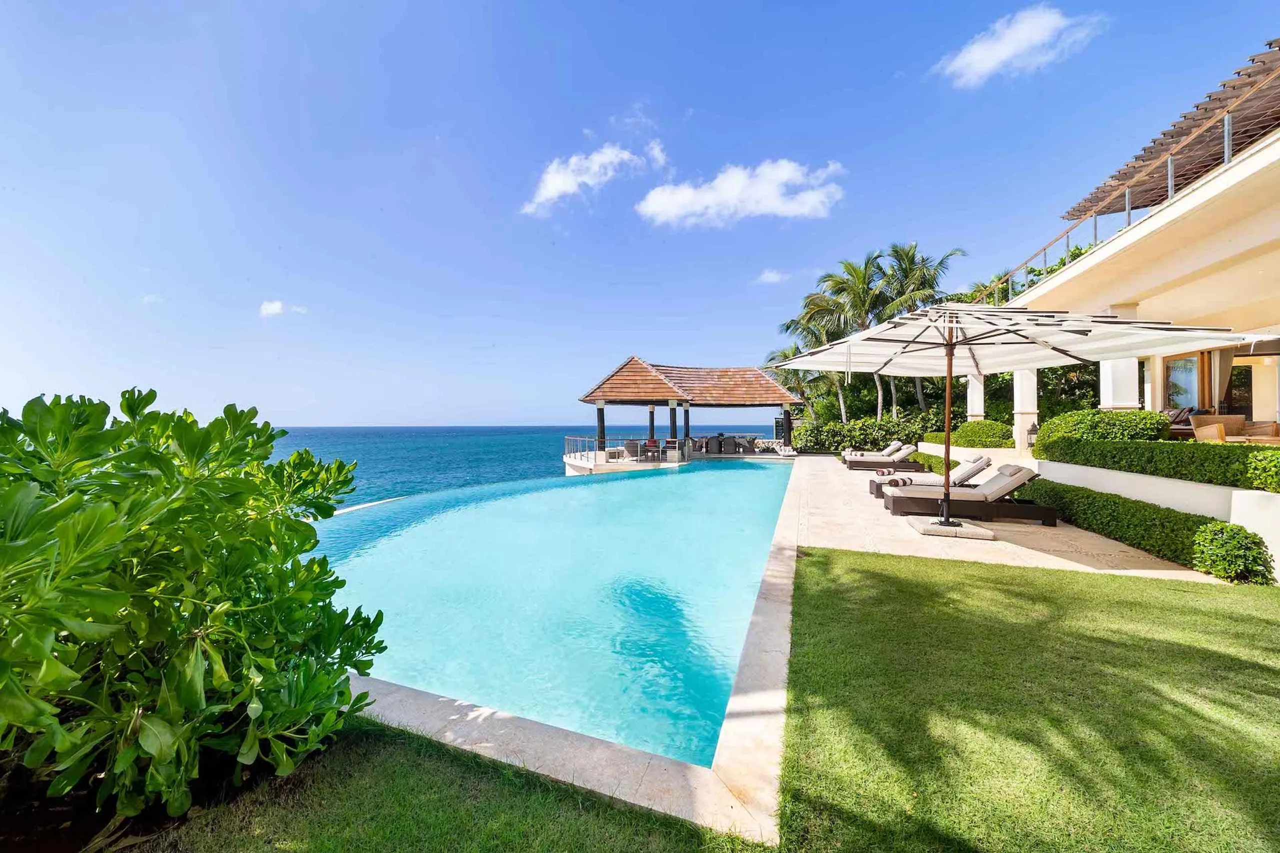 Breathtaking Oceanfront Villa with Swimming Pool and Gazebo — photograph 2