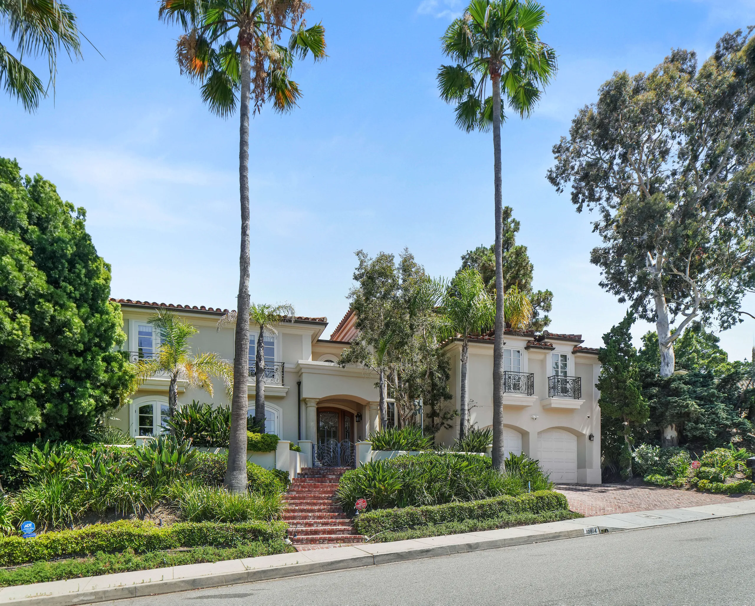 Timeless Bel Air Sanctuary with City Views, Pool & Grassy Grounds — photograph 10