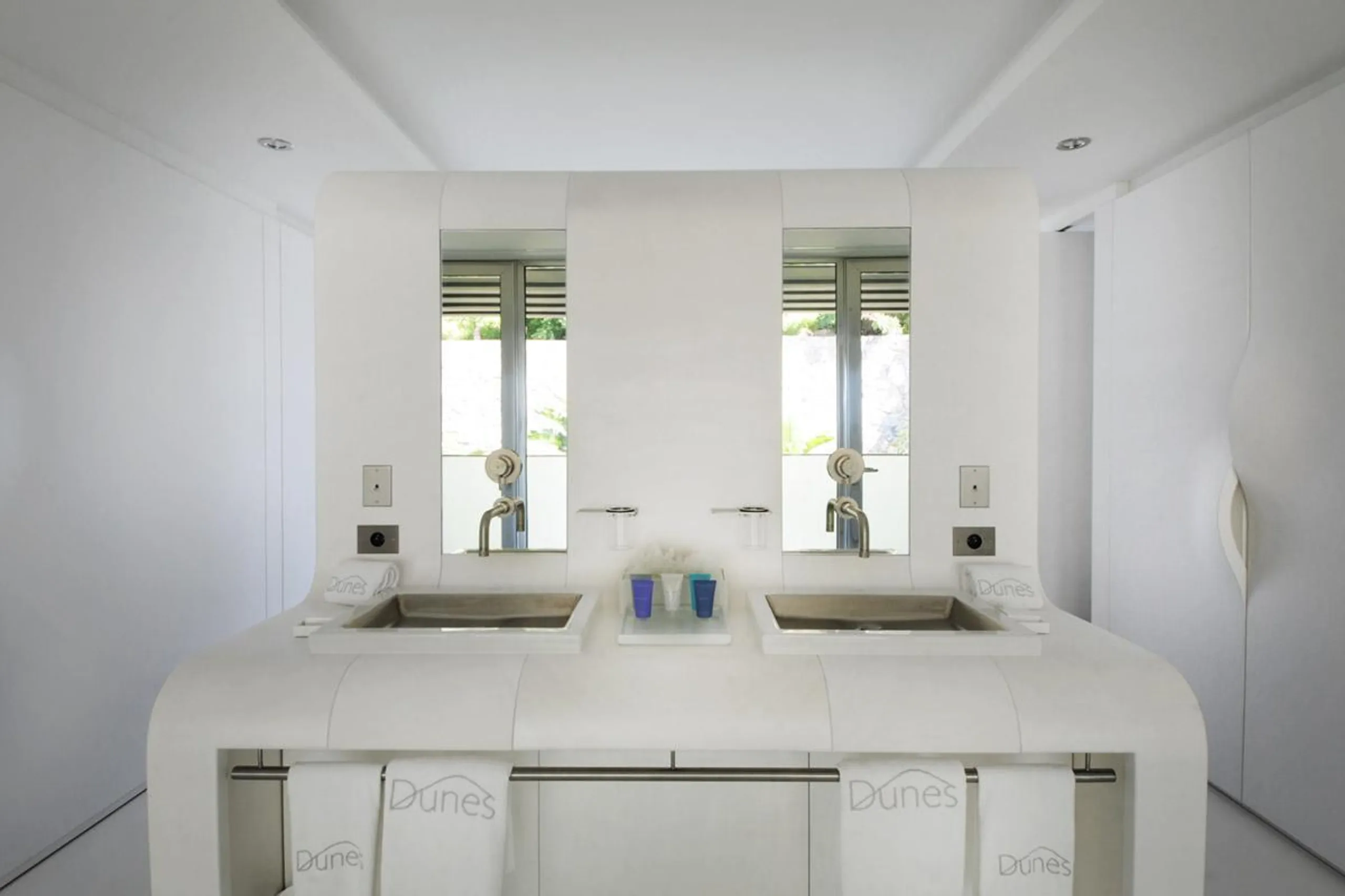 Exquisite Luxury Estate with Private Pool and Fitness Room — photograph 12