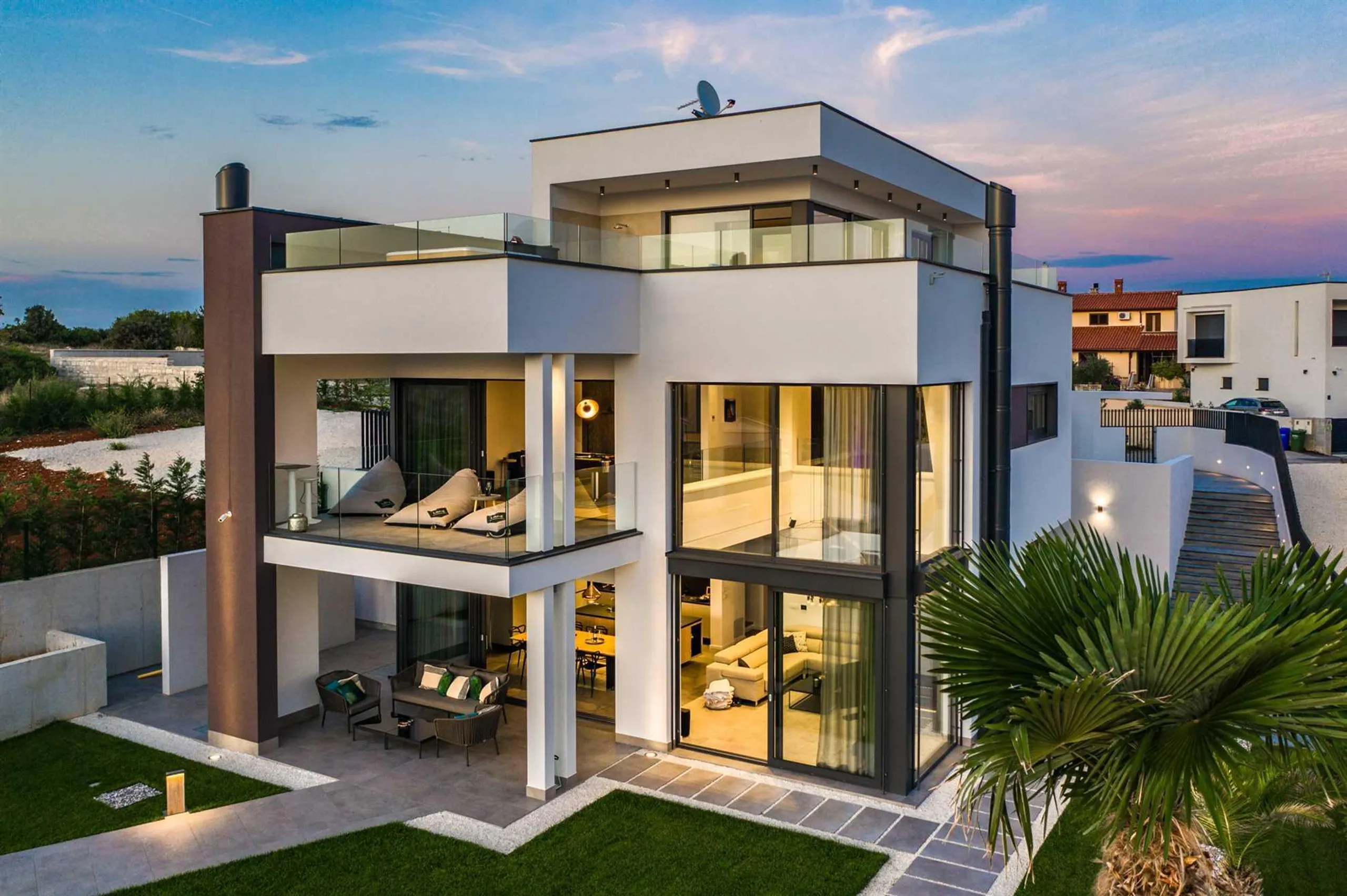 Luxurious Villa with Heated Pool and Stunning Views — photograph 3