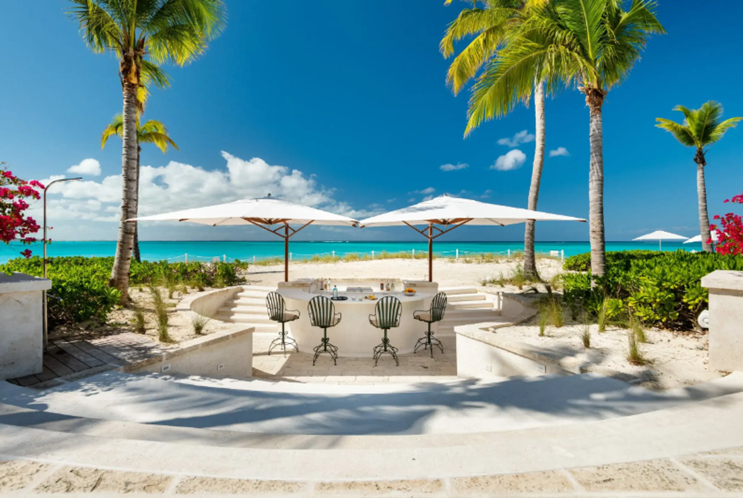 A Luxurious Caribbean Estate with Private Pool and Ocean Views — photograph 2