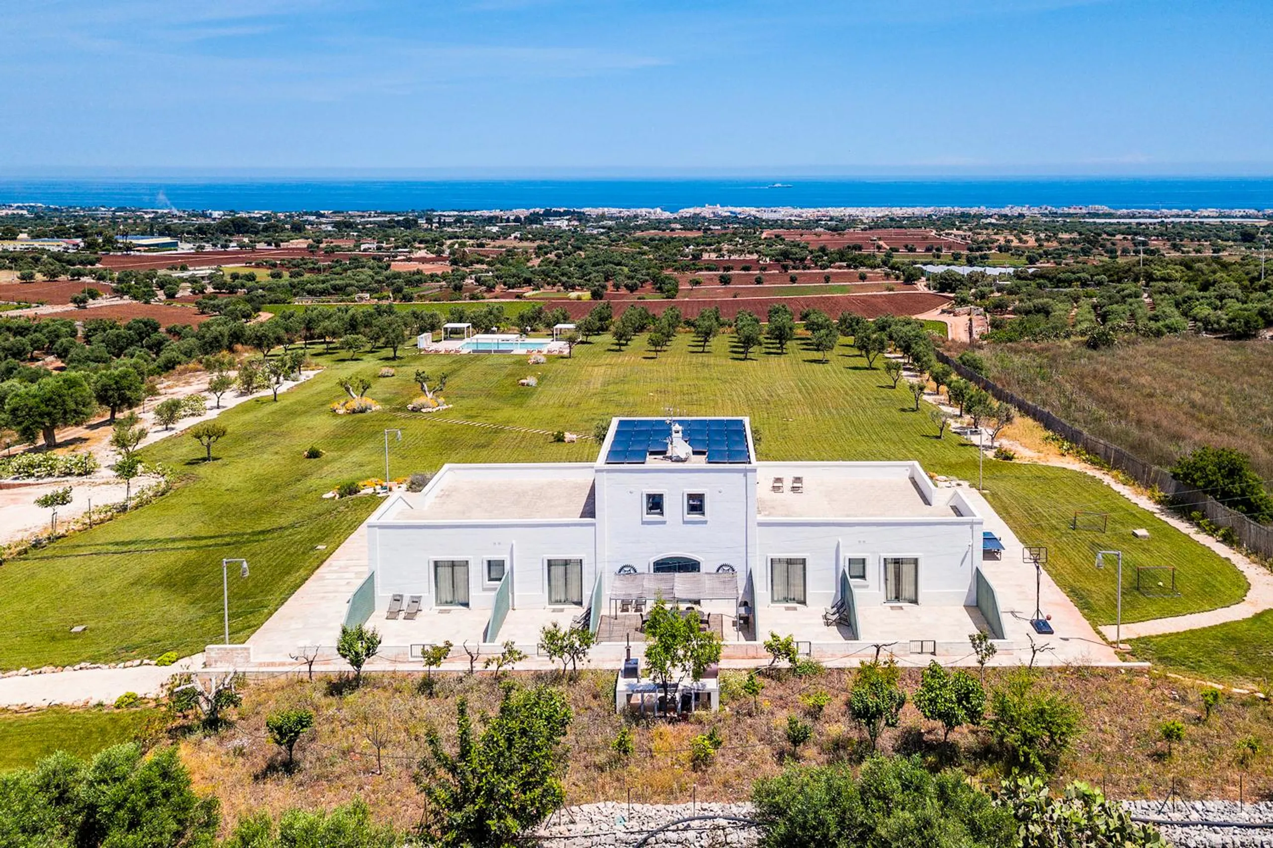 Spectacular Contemporary Villa with Private Pool and Garden Views — photograph 11