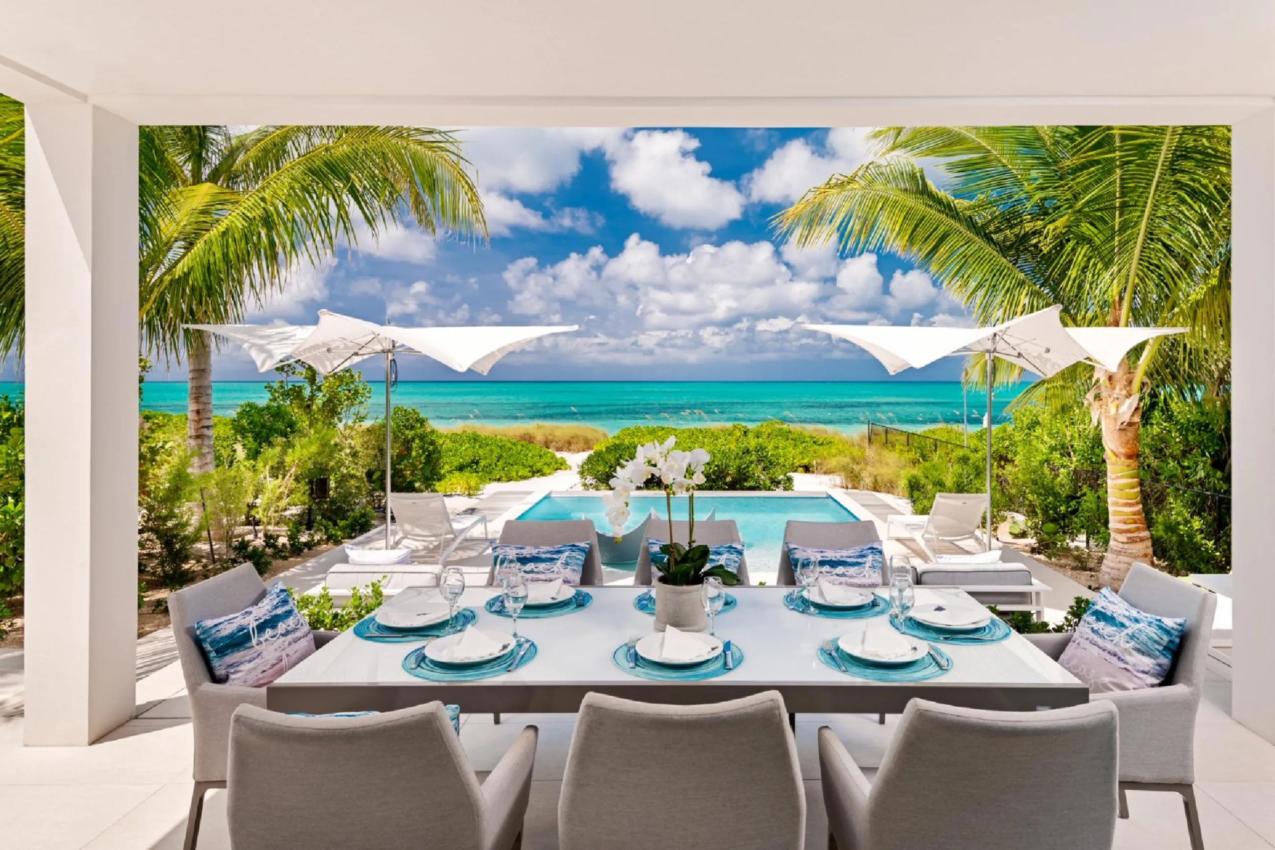 Grace Bay Beachfront Villa, Steps to the Beach with Private Infinity Pool — photograph 11