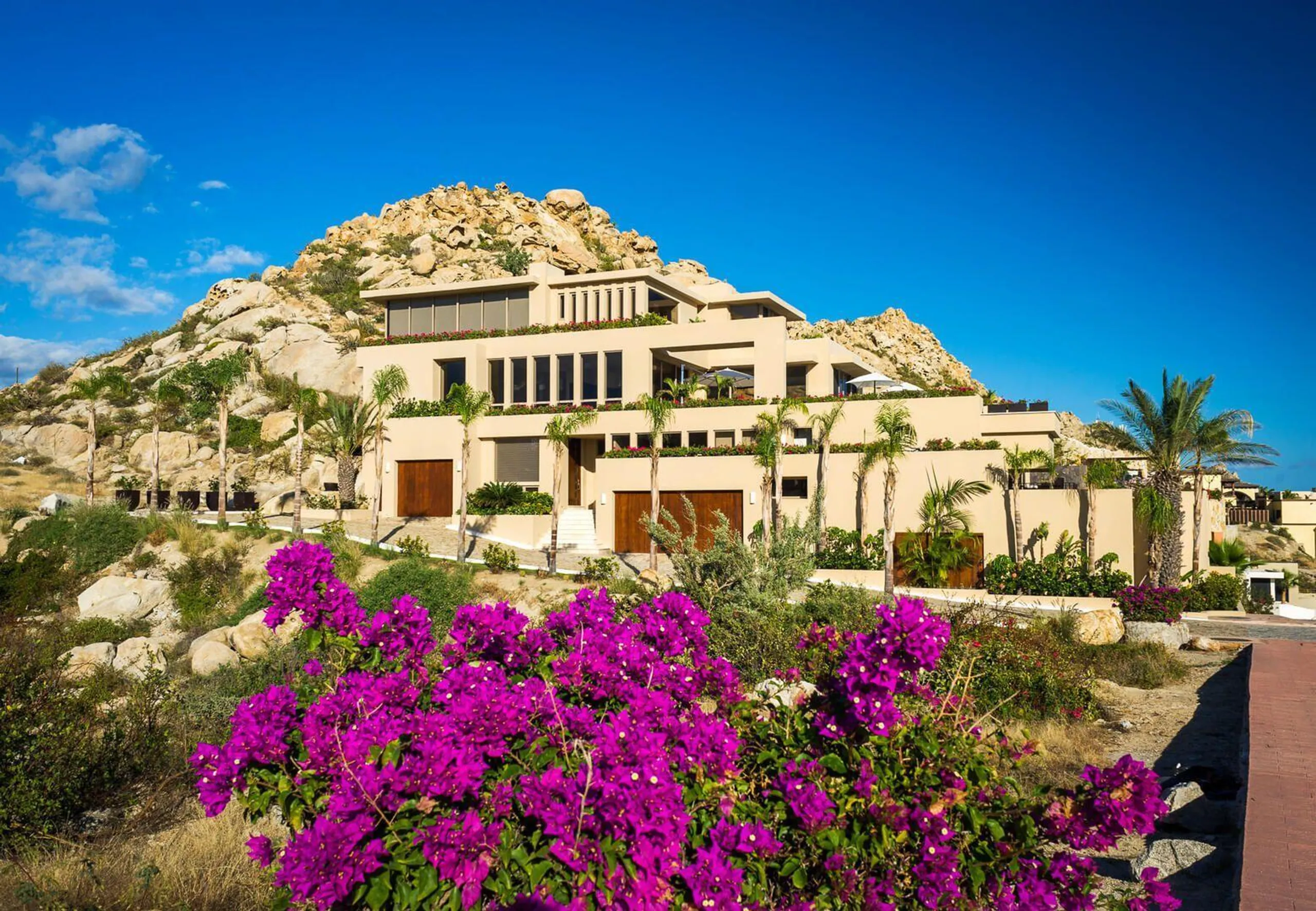 Modern Pedregal Luxe Retreat with Private Pool and Sweeping Views — photograph 4