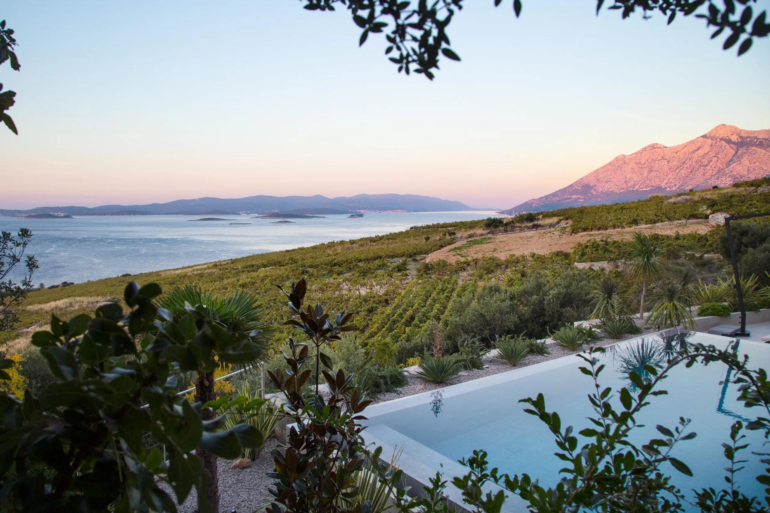 Fantastic 4Bedroom Villa with Infinity Pool and Sea Views — photograph 11