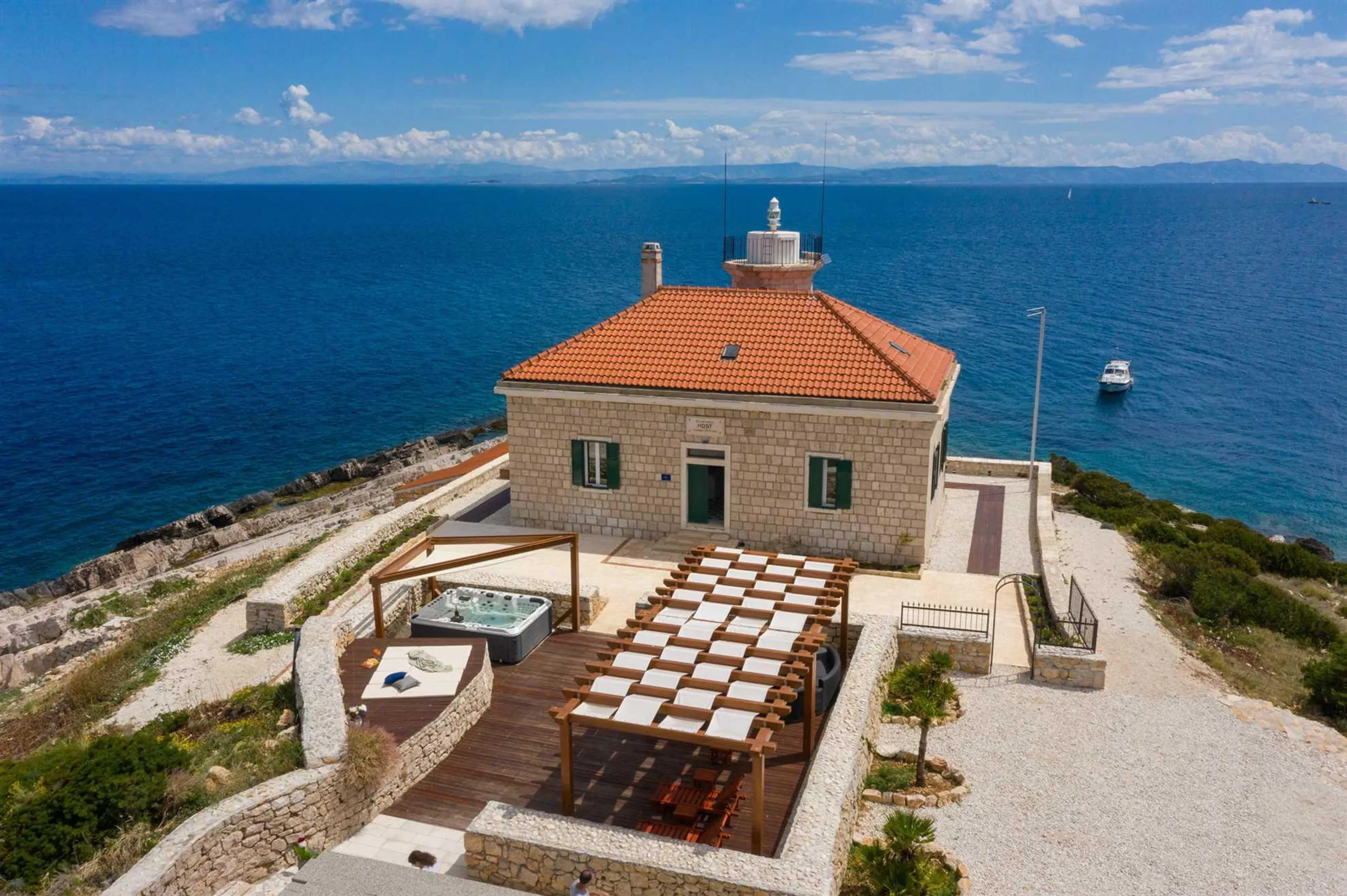 Historic Villa with Lighthouse and Jacuzzi on Host Island — photograph 8