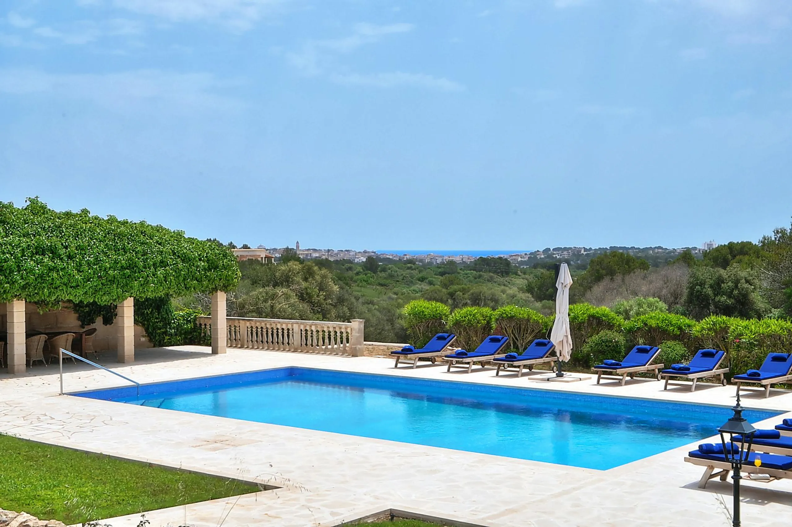 Sophisticated Spanish Villa with Private Pool and Ocean Views — photograph 8