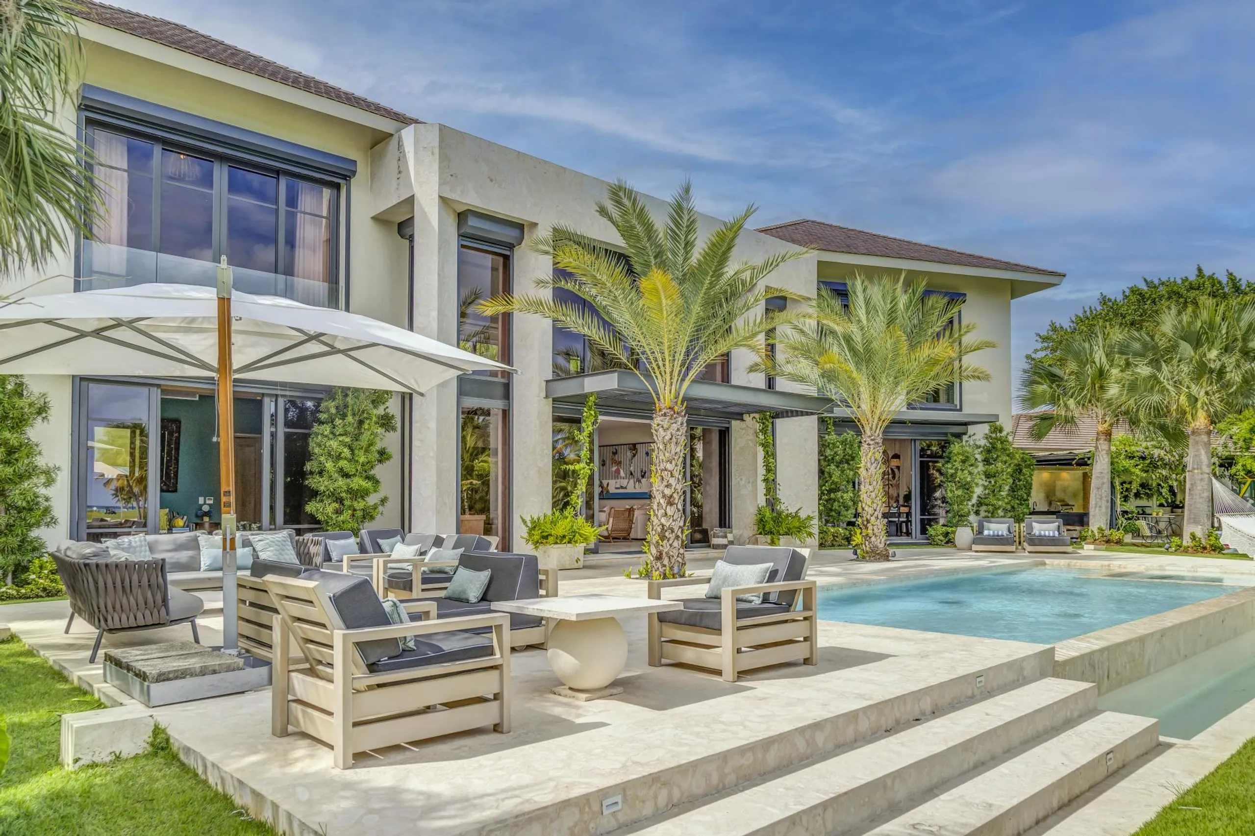 Family-Friendly Villa with Private Pool, Golf Course View — photograph 2