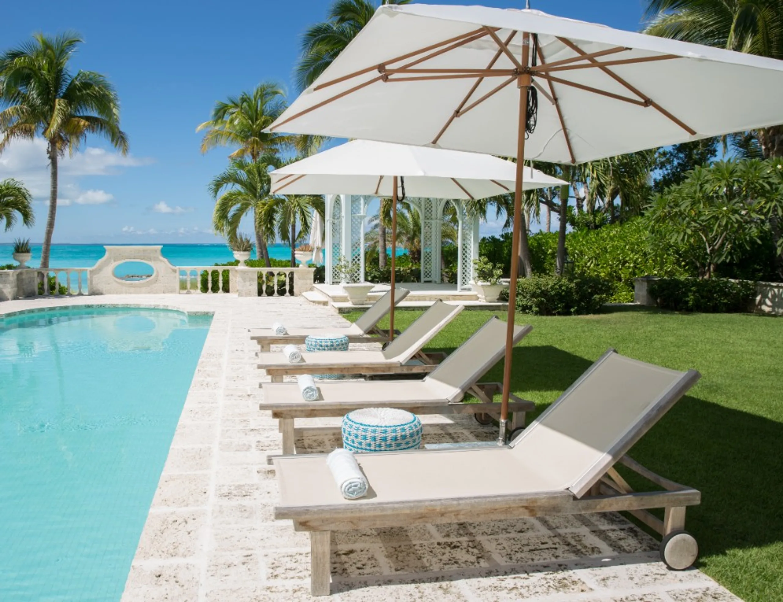 Serene Neo-Classical Villa on Grace Bay Private Pool, Manicured Gardens & Oceanfront Views — photograph 4