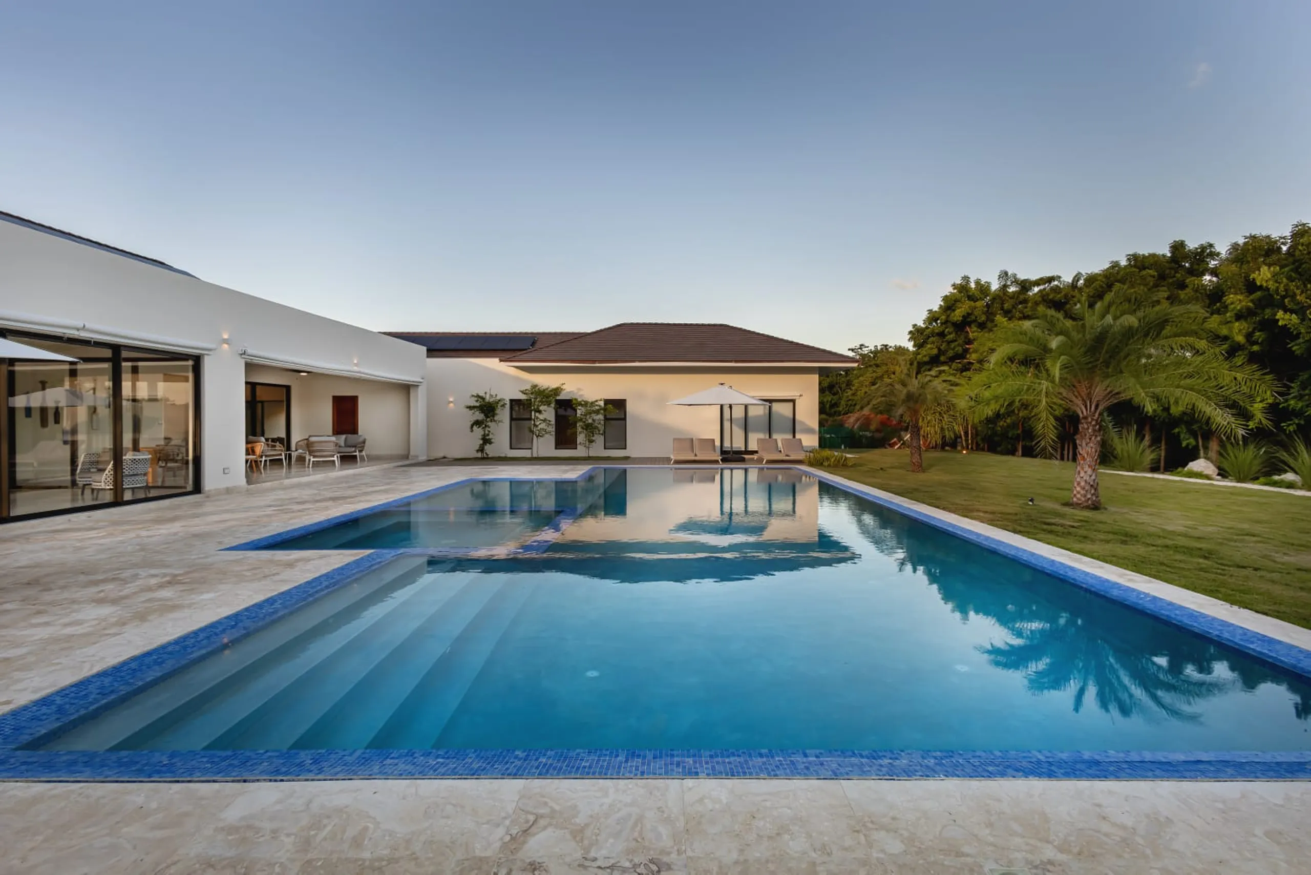 Elegant Tropical Villa with Sparkling Pool — photograph 2