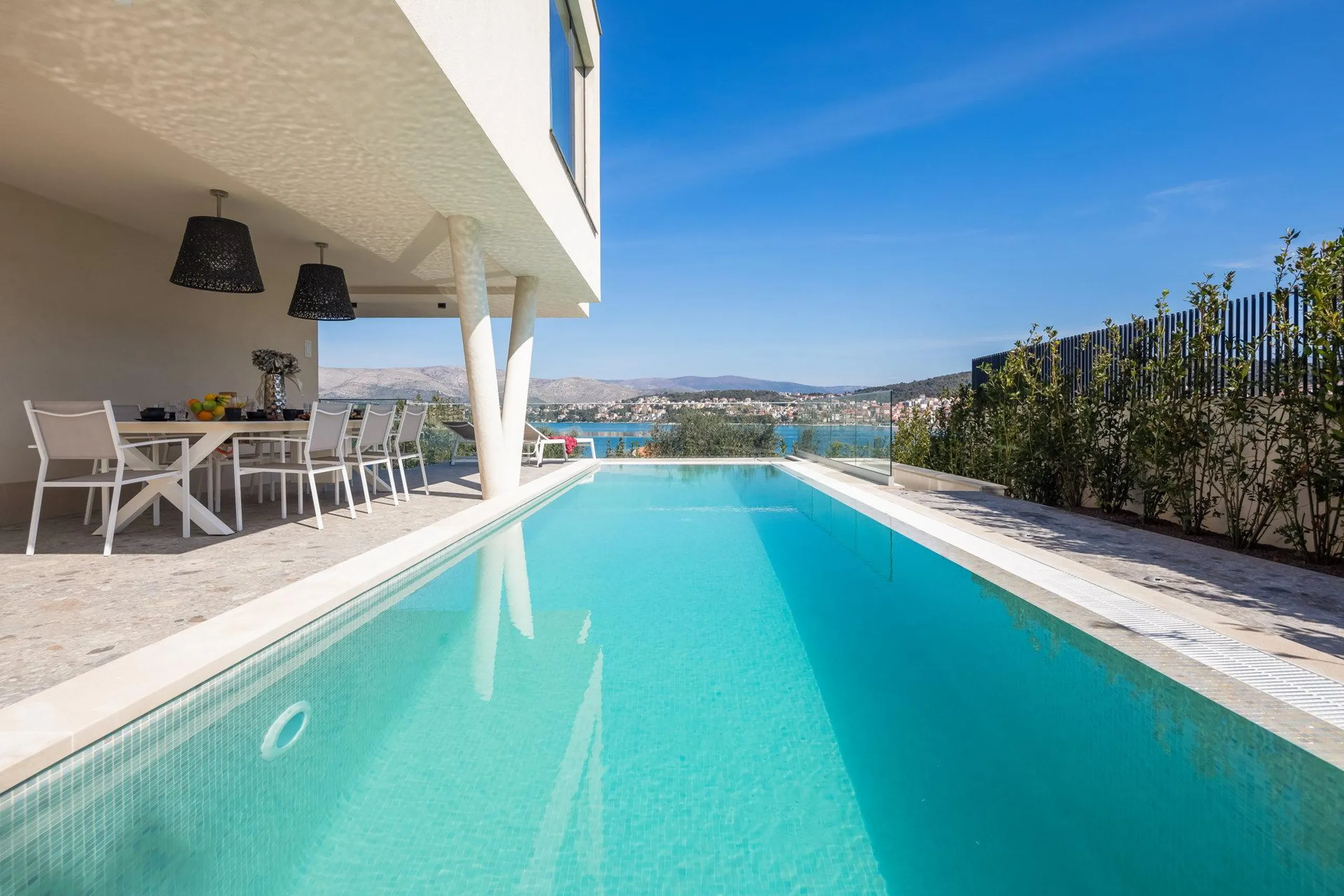 Chic Contemporary Retreat with Pool and Lovely Sea Views — photograph 7