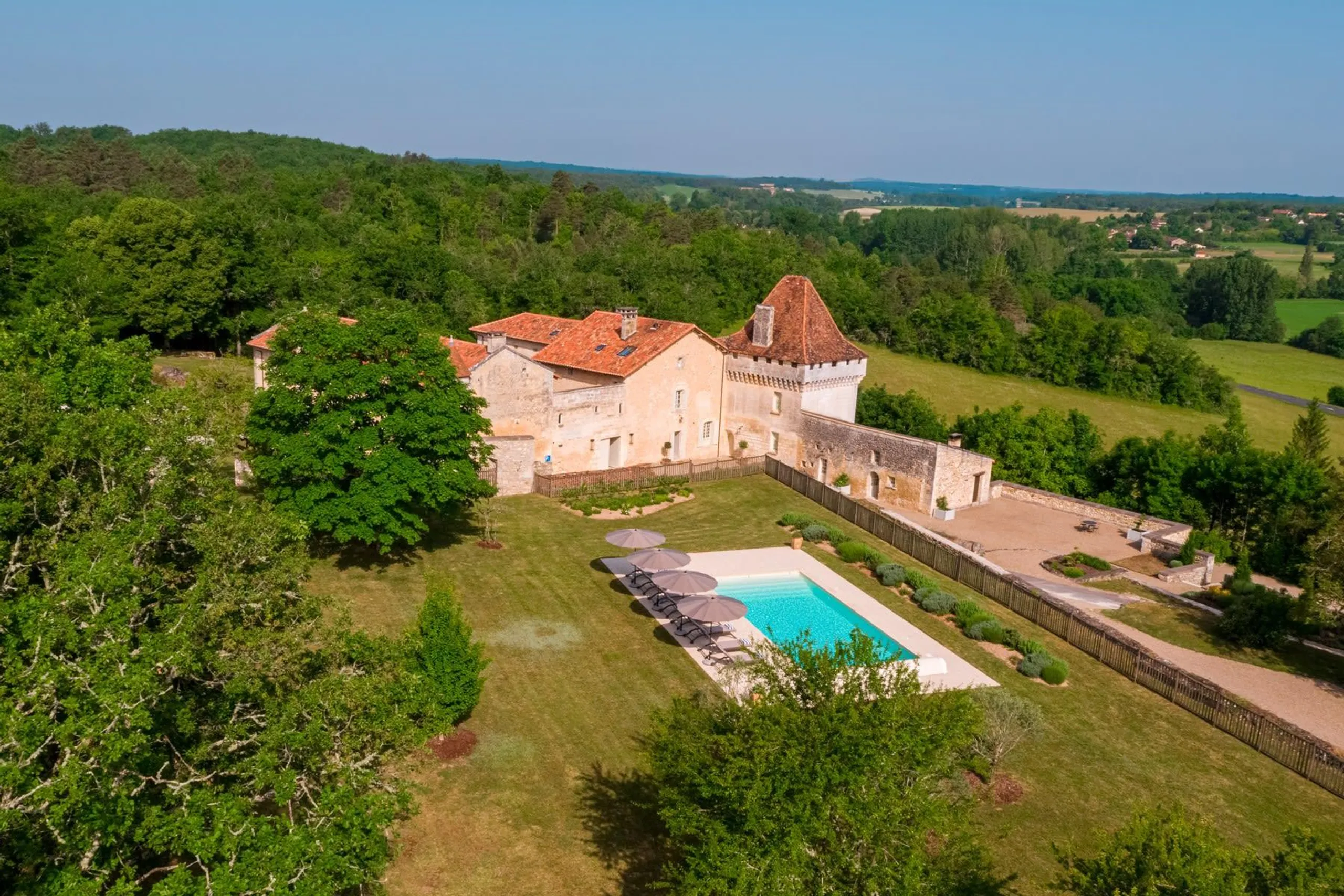 Elegant Chateau with Invigorating Pool, Mareuil en perigord