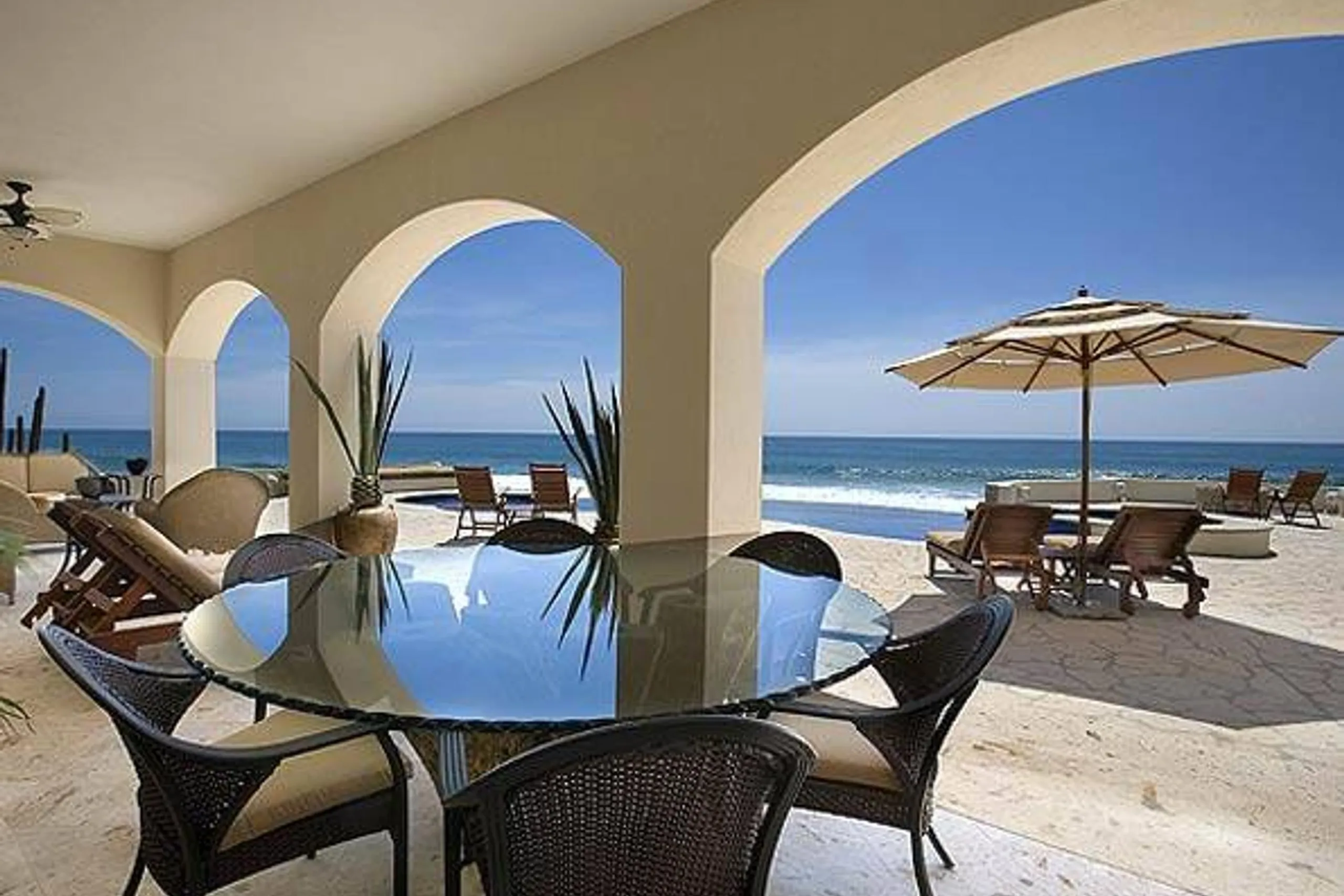 Beautiful Private Beachfront Estate with Infinity Pool, Hot Tub and Ocean Views fro VILLAWAY® — photograph 3