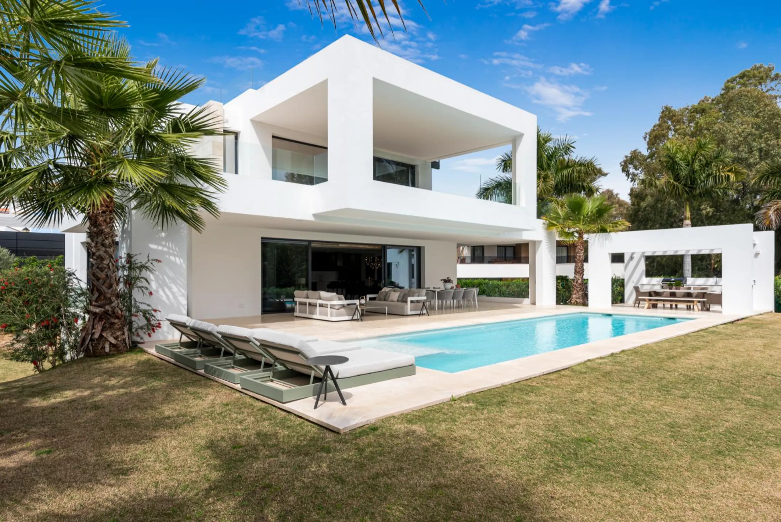 Luxurious Contemporary Marbella Villa with Pool and Garden Views — photograph 5