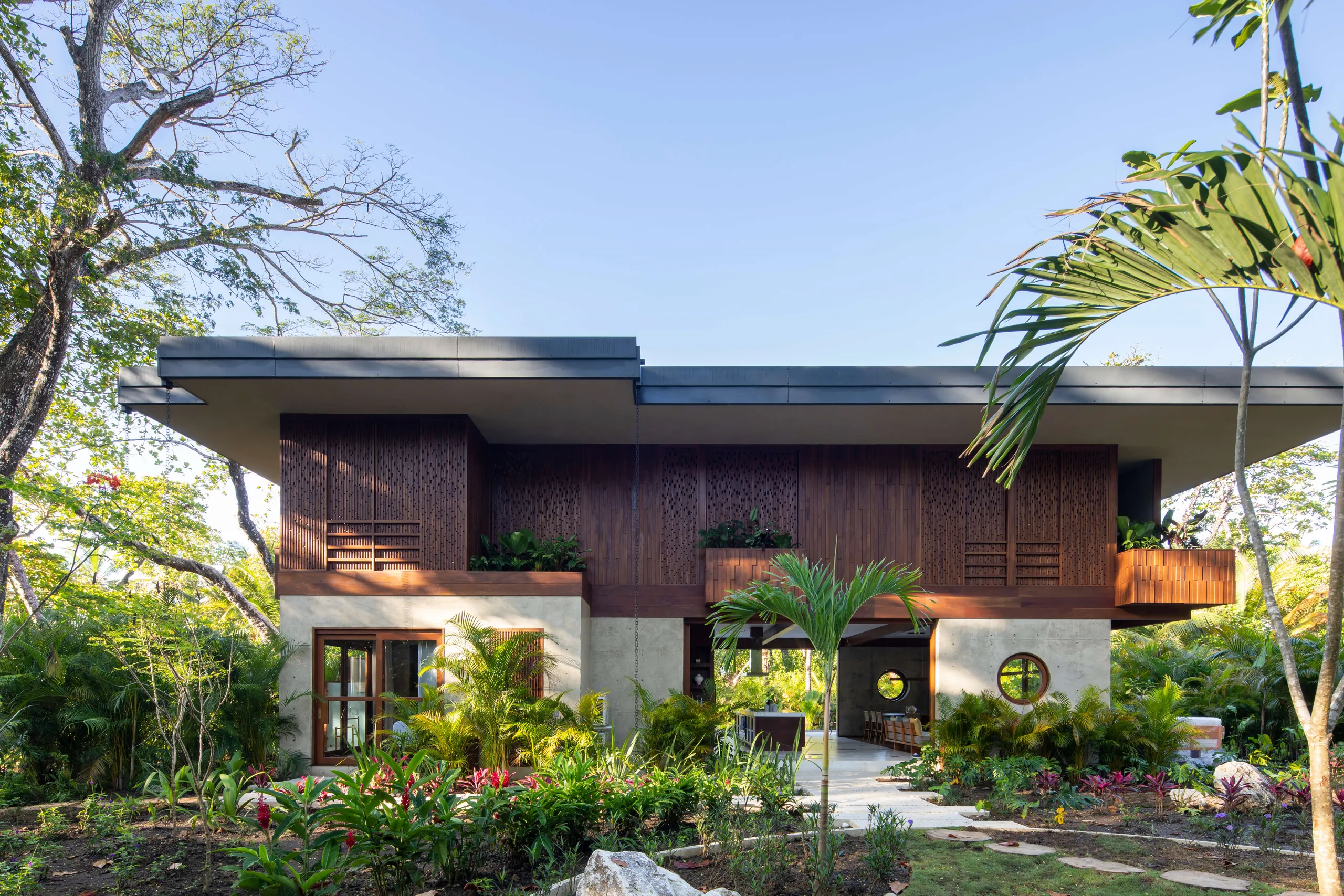 Eco-Luxe 5 Bedroom Villa with Privat Pool, Beach Access and Tropical Beauty — photograph 7