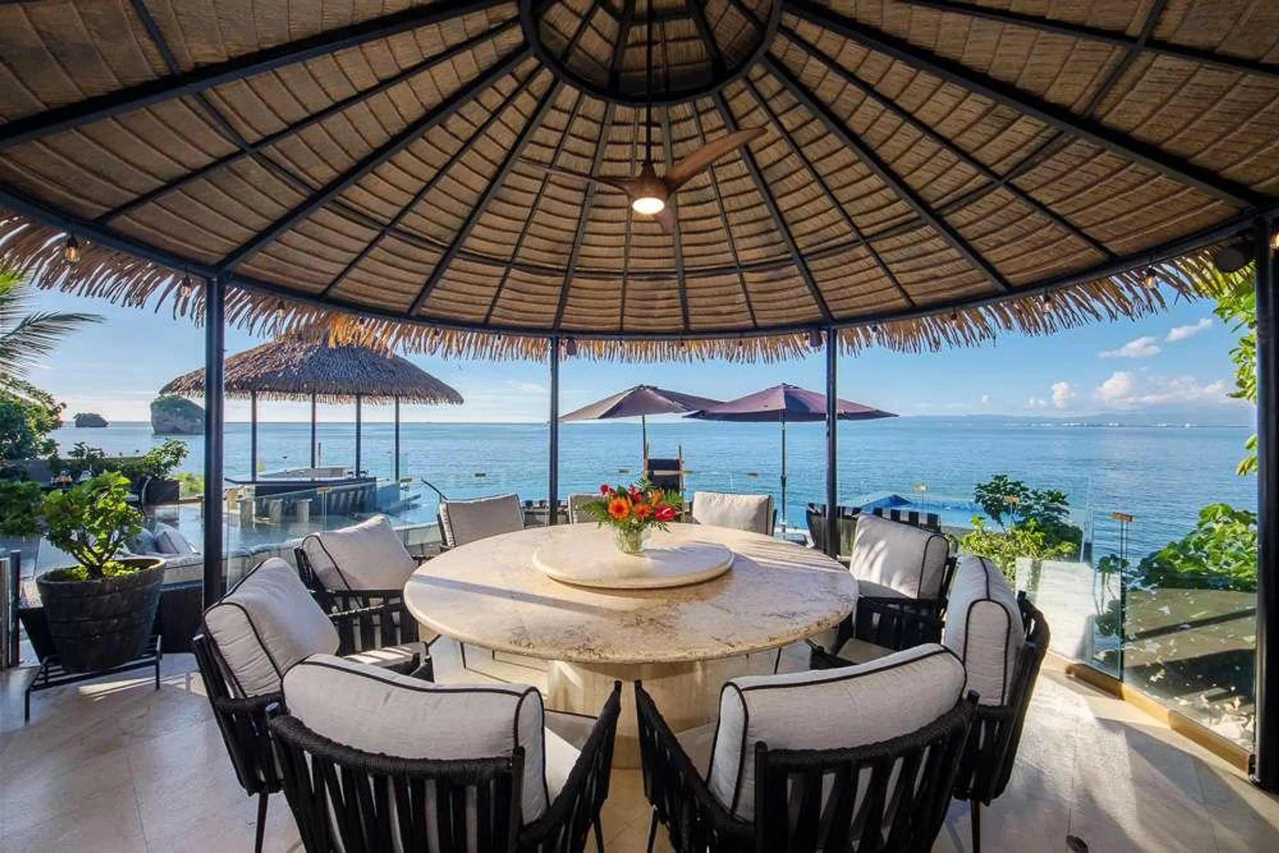 Casa Celestial Oceanfront Cliff Estate with Infinity Pool — photograph 11