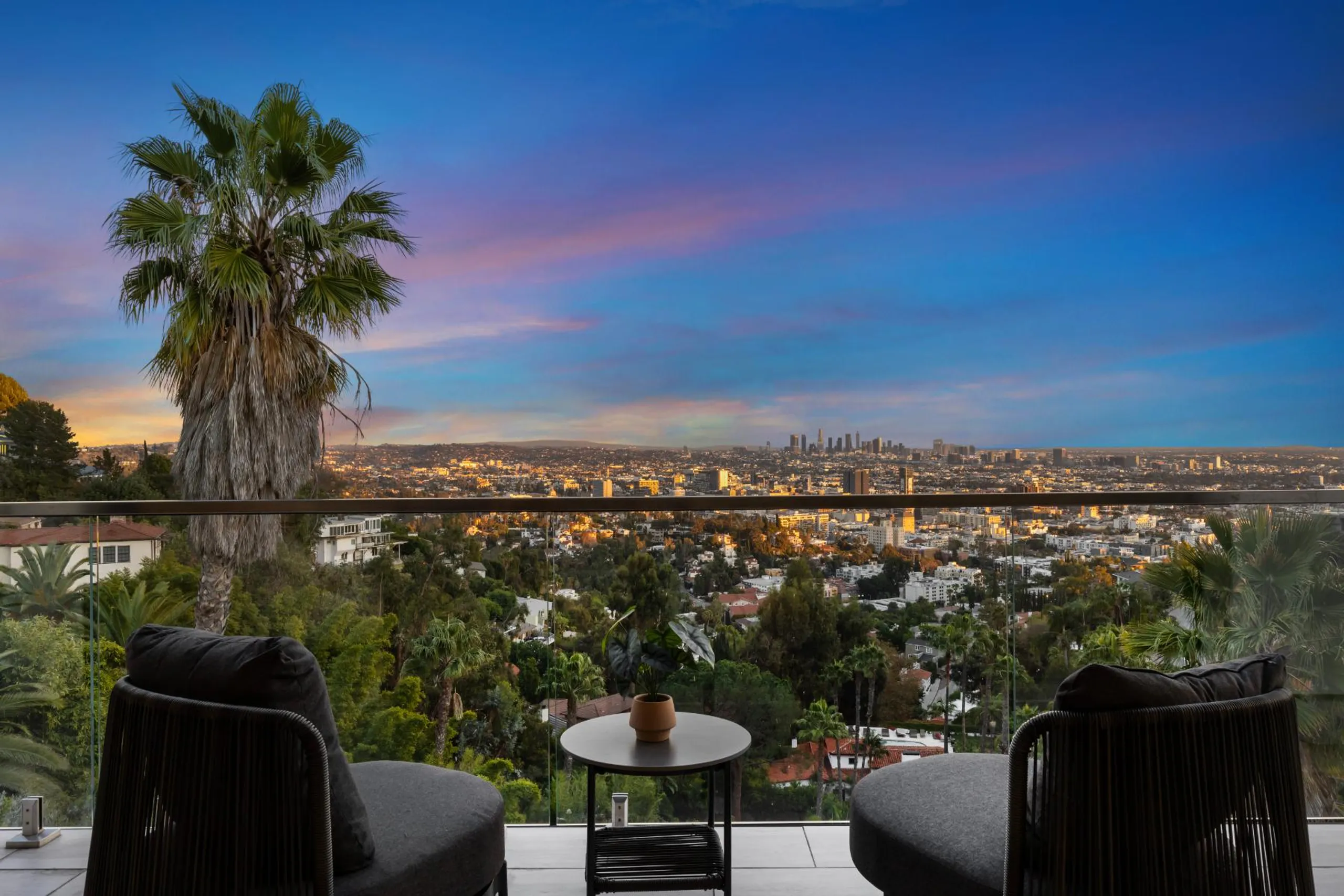 Magnificent Hollywood Hills Estate with Invigorating Pool — photograph 9
