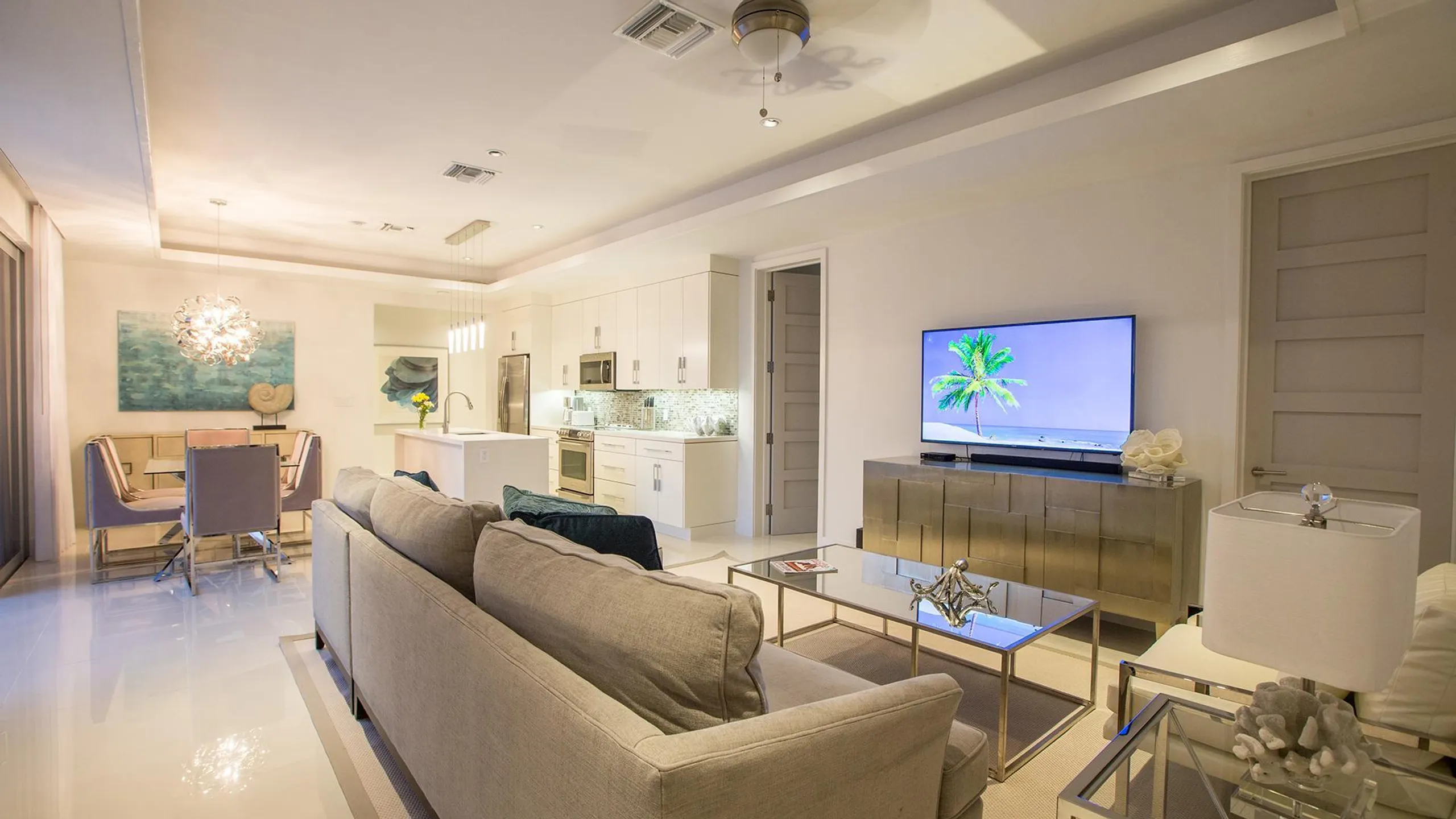 Luxurious Modern Getaway, Steps from Award-Winning  Pelican Beach — photograph 11