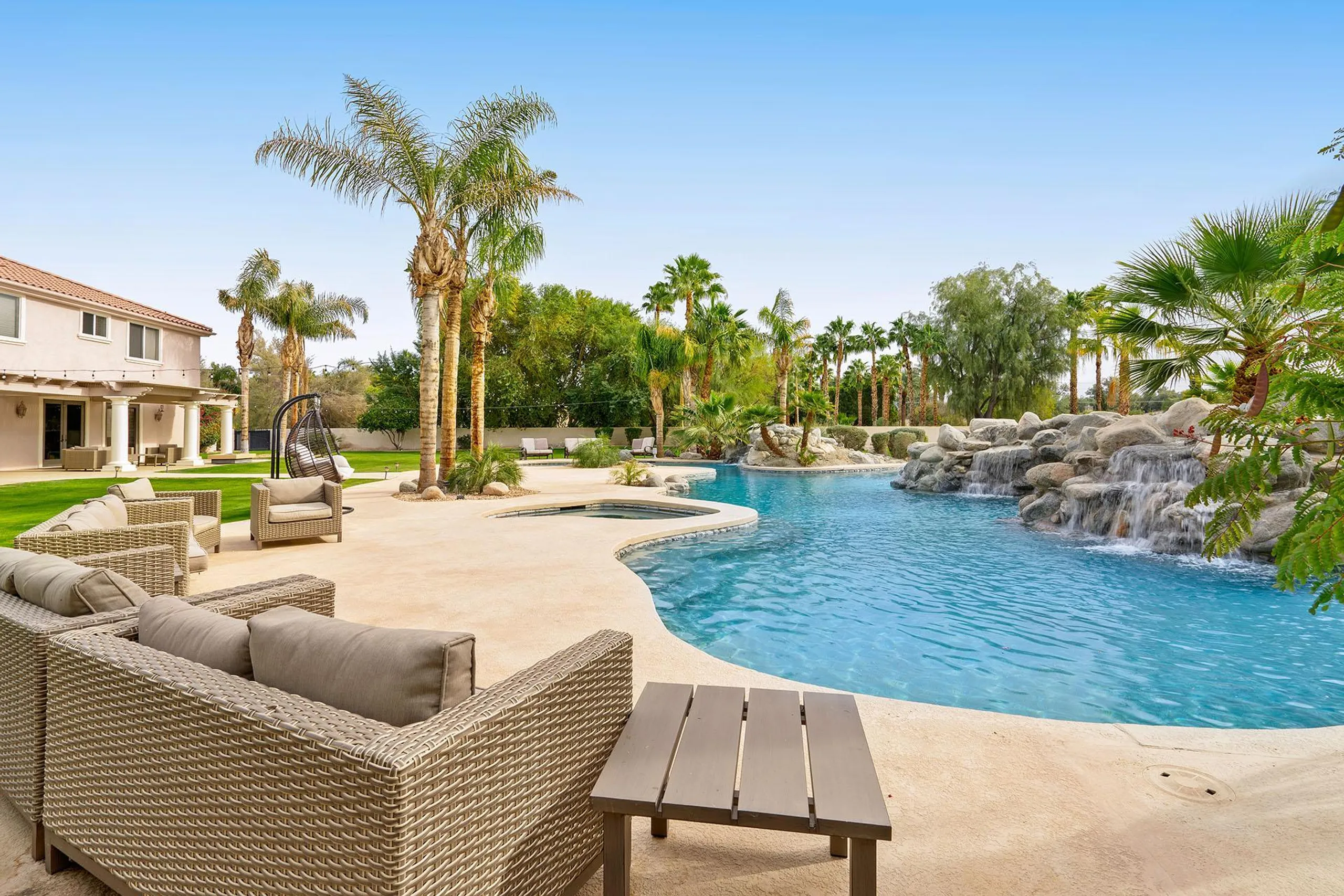 Luxury Laguna Villa with Resort Style Pool — photograph 4