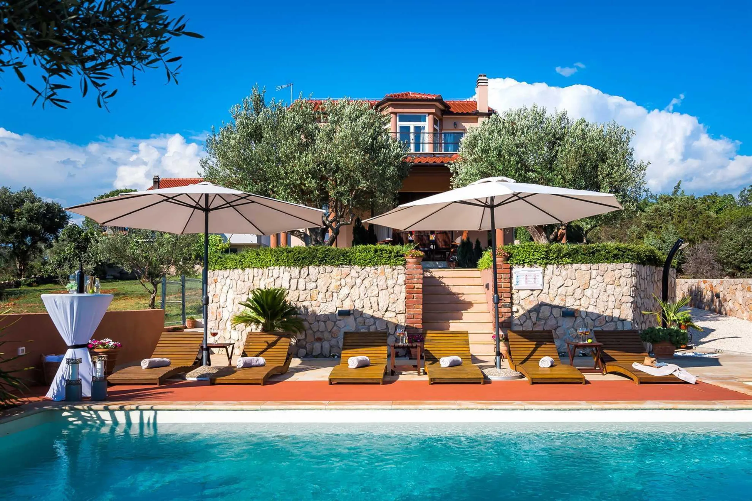Majestic Four-Bedroom Villa with Private Pool and and Spectacular Views — photograph 7