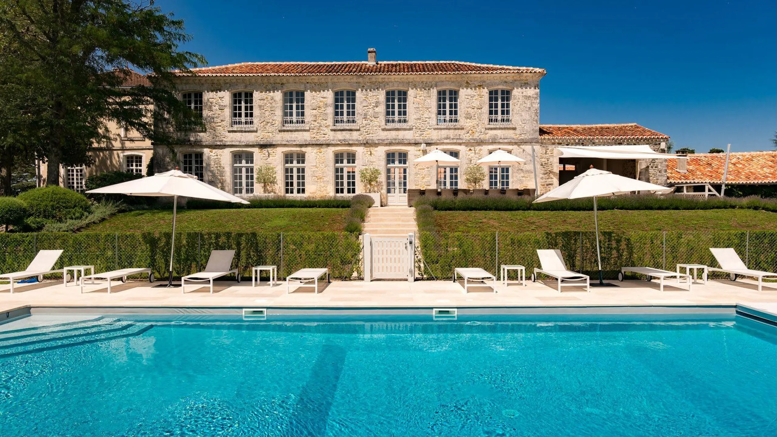 Historic Estate with Orangerie & Pool In Périgord Countryside, Saint front sur nizonne